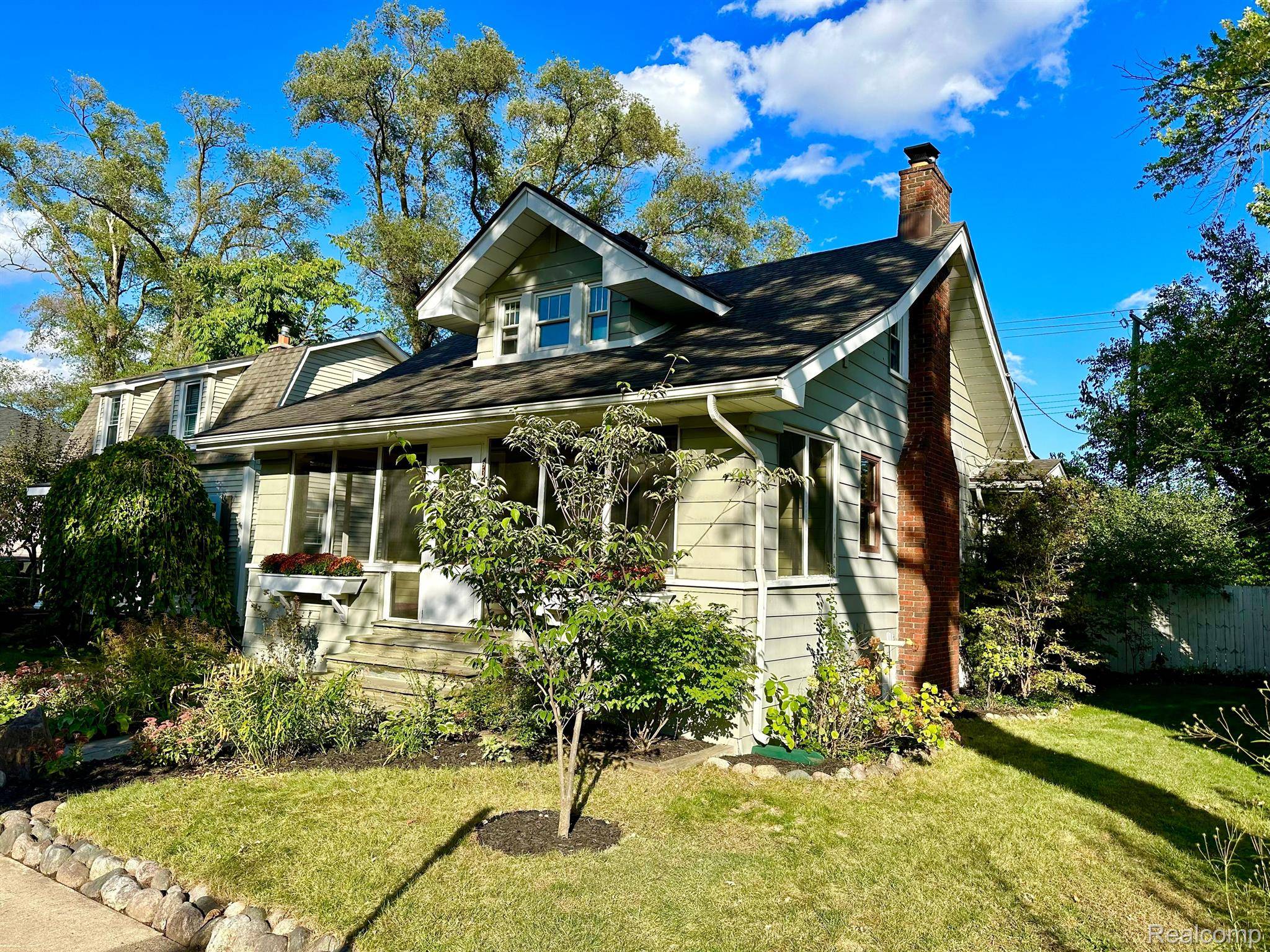 Royal Oak, MI 48067,932 N CENTER ST