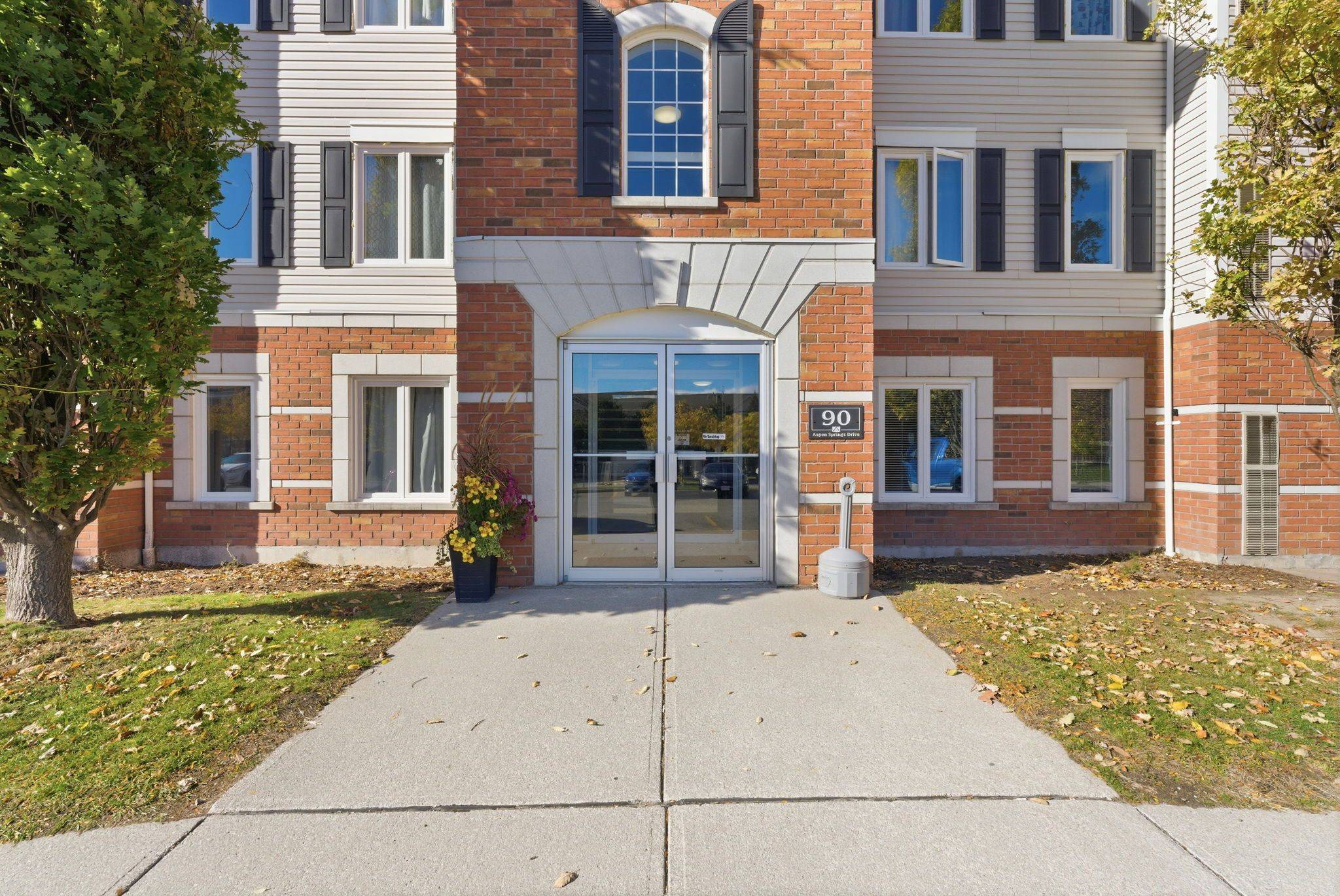 Clarington, ON L1C 5N3,90 Aspen Springs DR #304