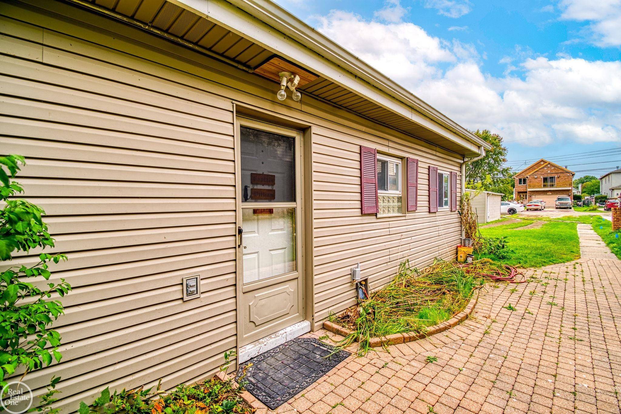 Harrison Twp, MI 48045,30569 Manse