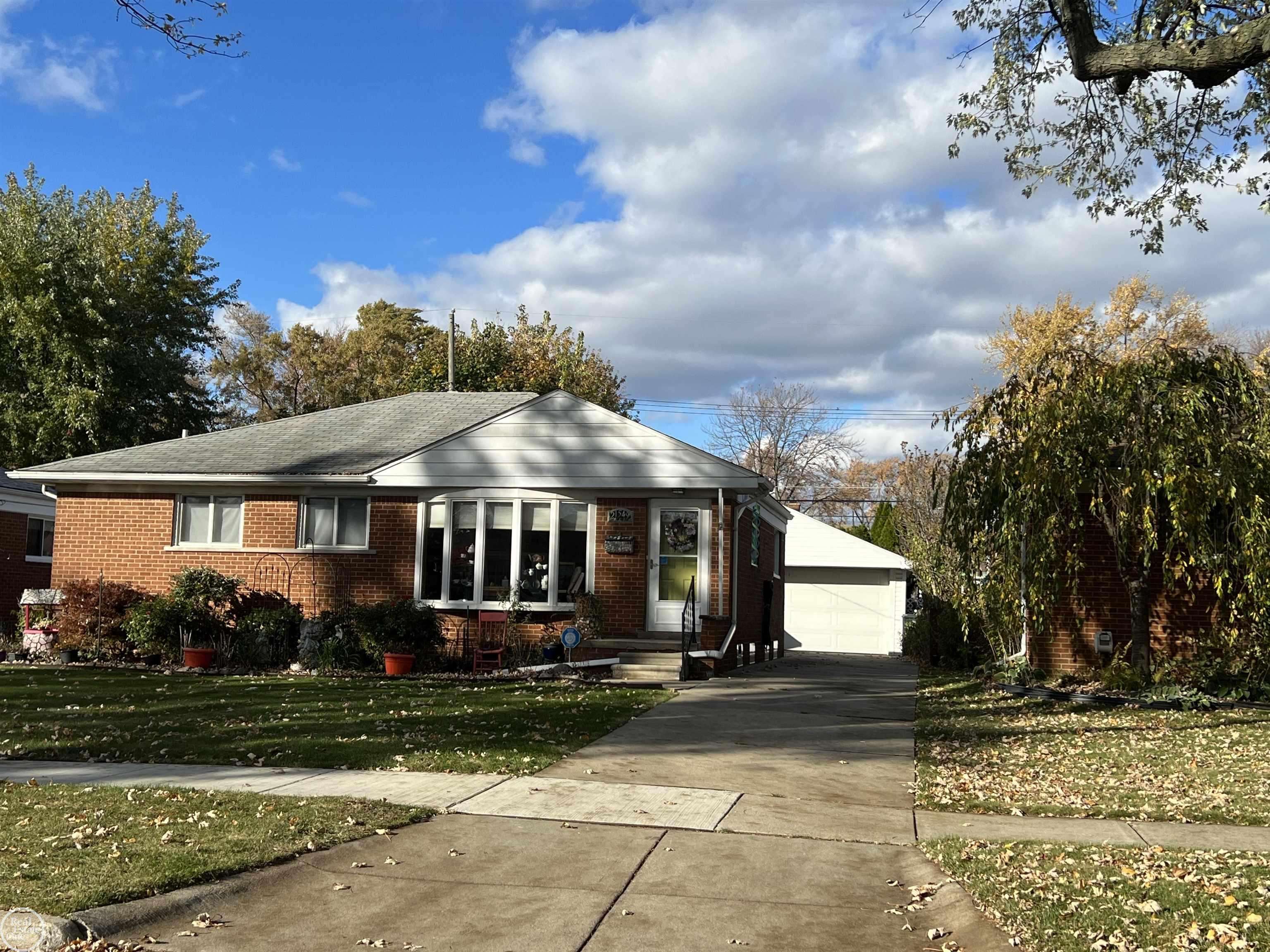 Saint Clair Shores, MI 48082,21549 lakebreeze