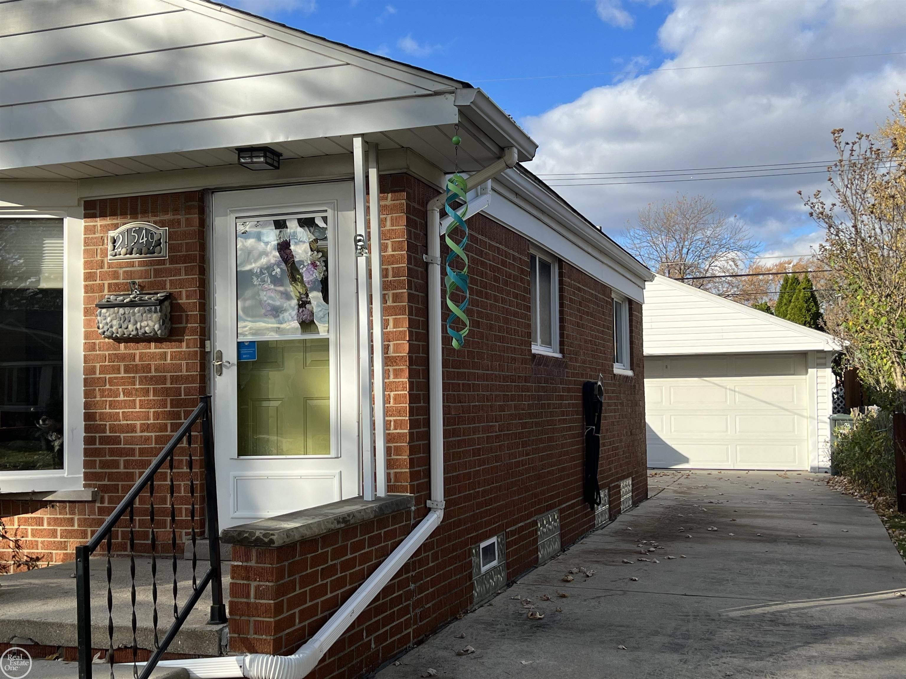 Saint Clair Shores, MI 48082,21549 lakebreeze