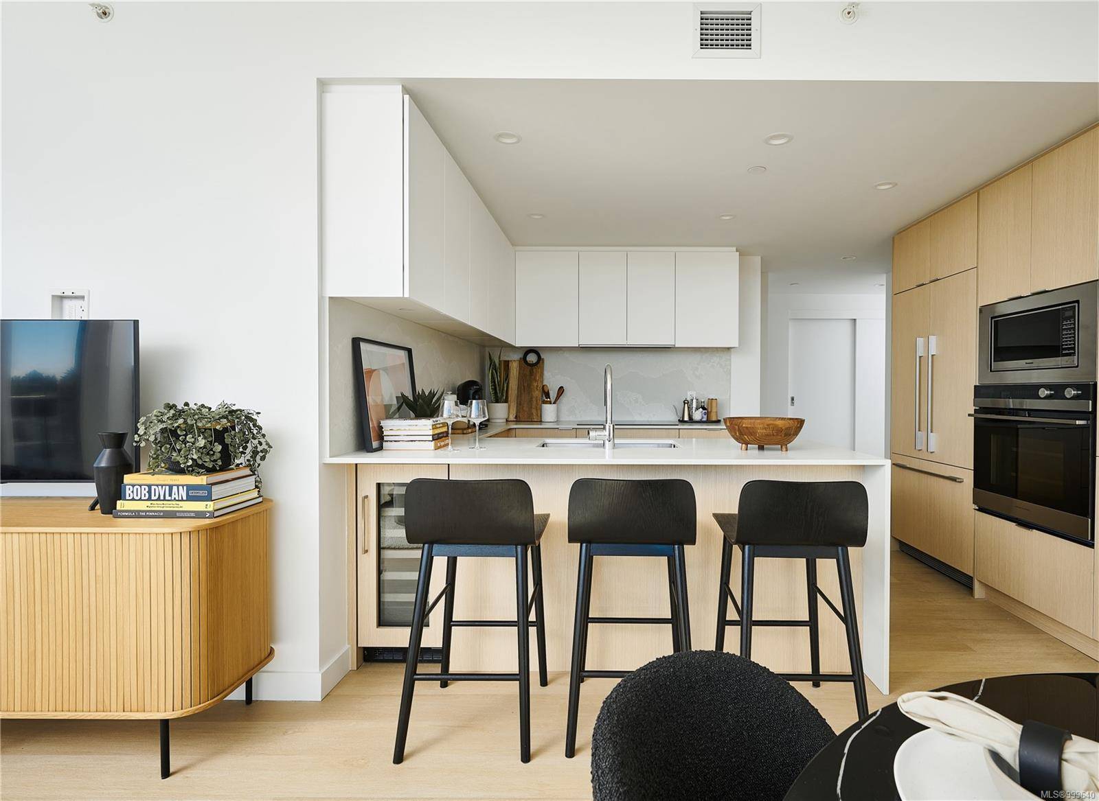 Victoria, BC V8V 3M8,1100 Yates St #408