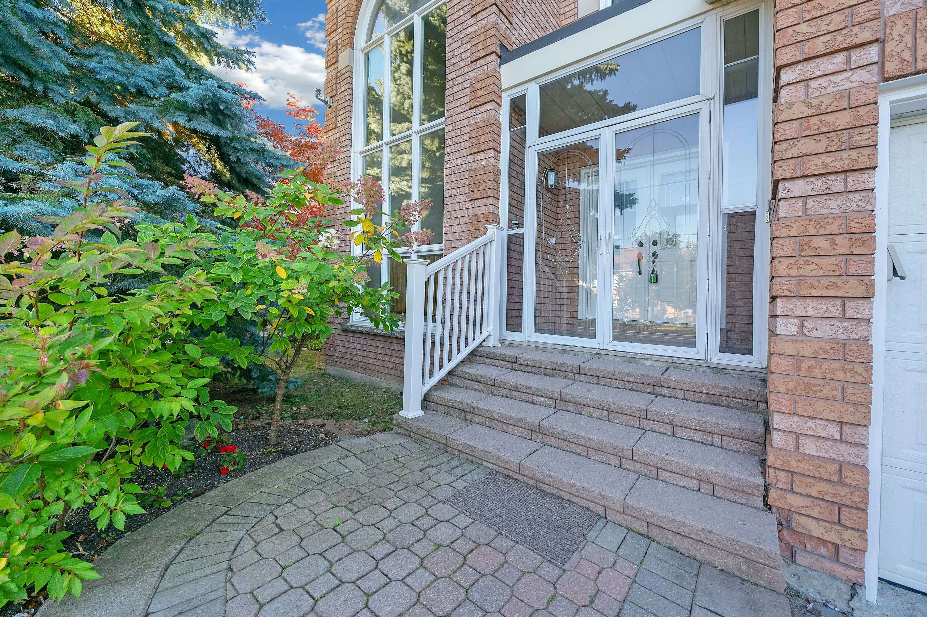 Richmond Hill, ON L4B 3W5,99 Clarendon DR