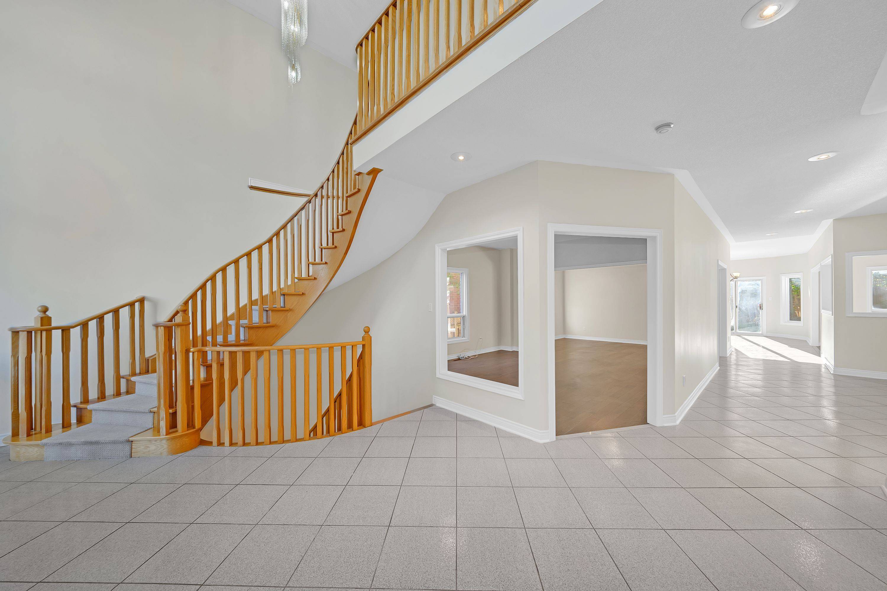 Richmond Hill, ON L4B 3W5,99 Clarendon DR