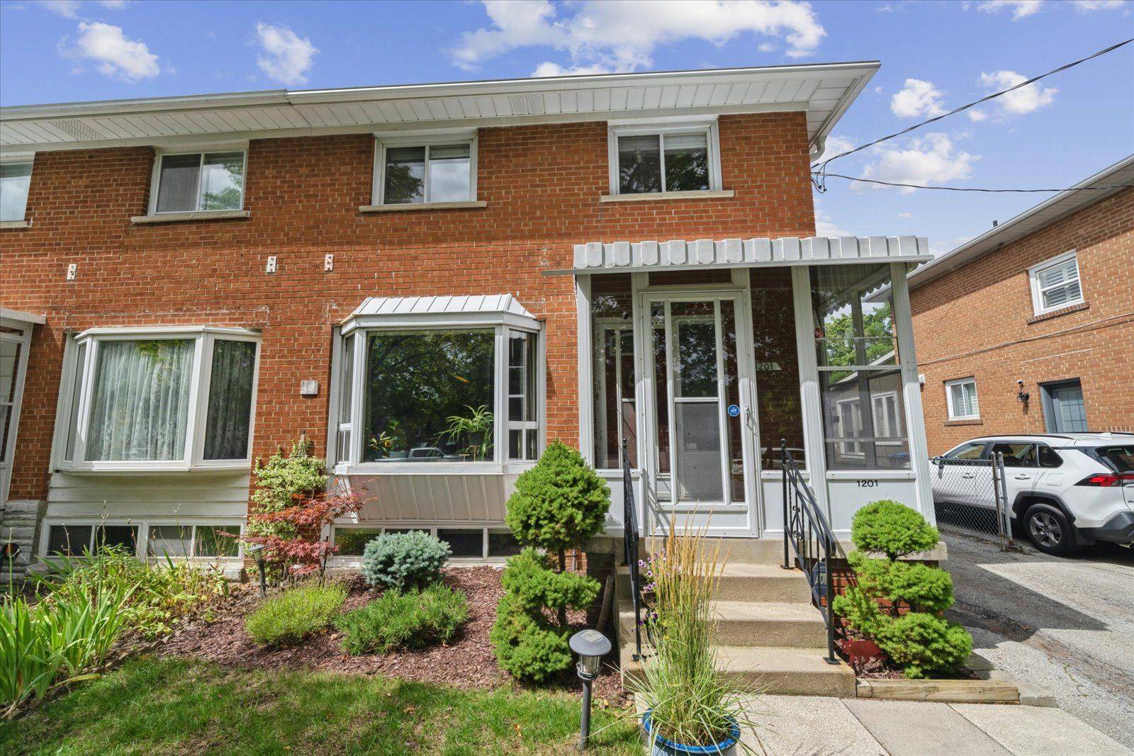 Mississauga, ON L4Y 2H1,1201 Kingsholm DR