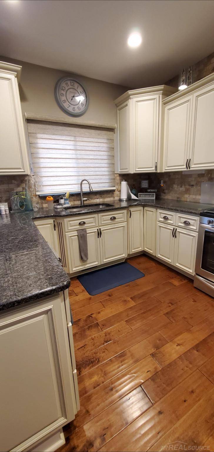 Harrison Twp, MI 48045,39143 Canterbury