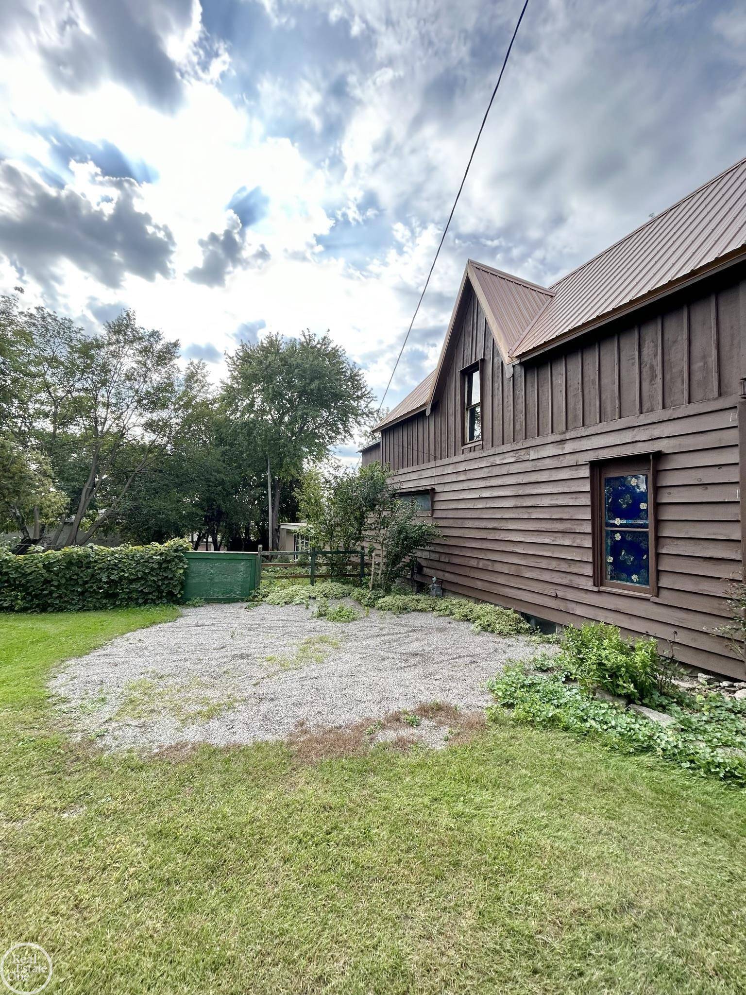 Port Huron, MI 48060,1839 Riverside DR