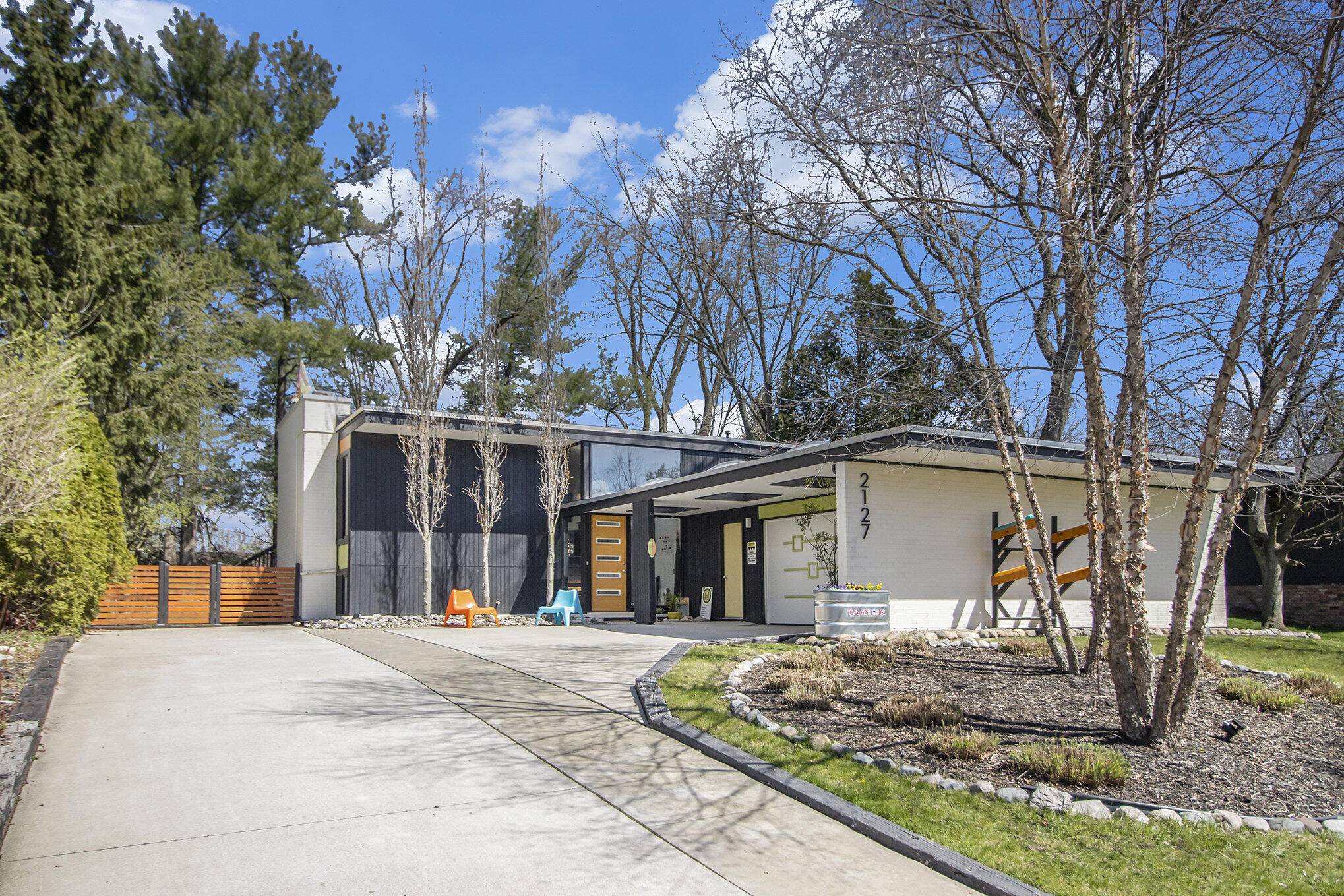 Ann Arbor, MI 48104,2127 Camelot RD