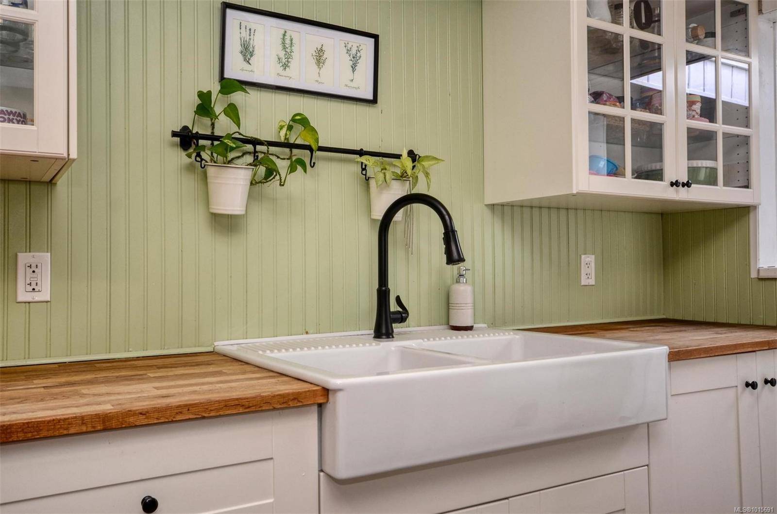 Saanich, BC V8Z 1K7,271 Battleford Ave