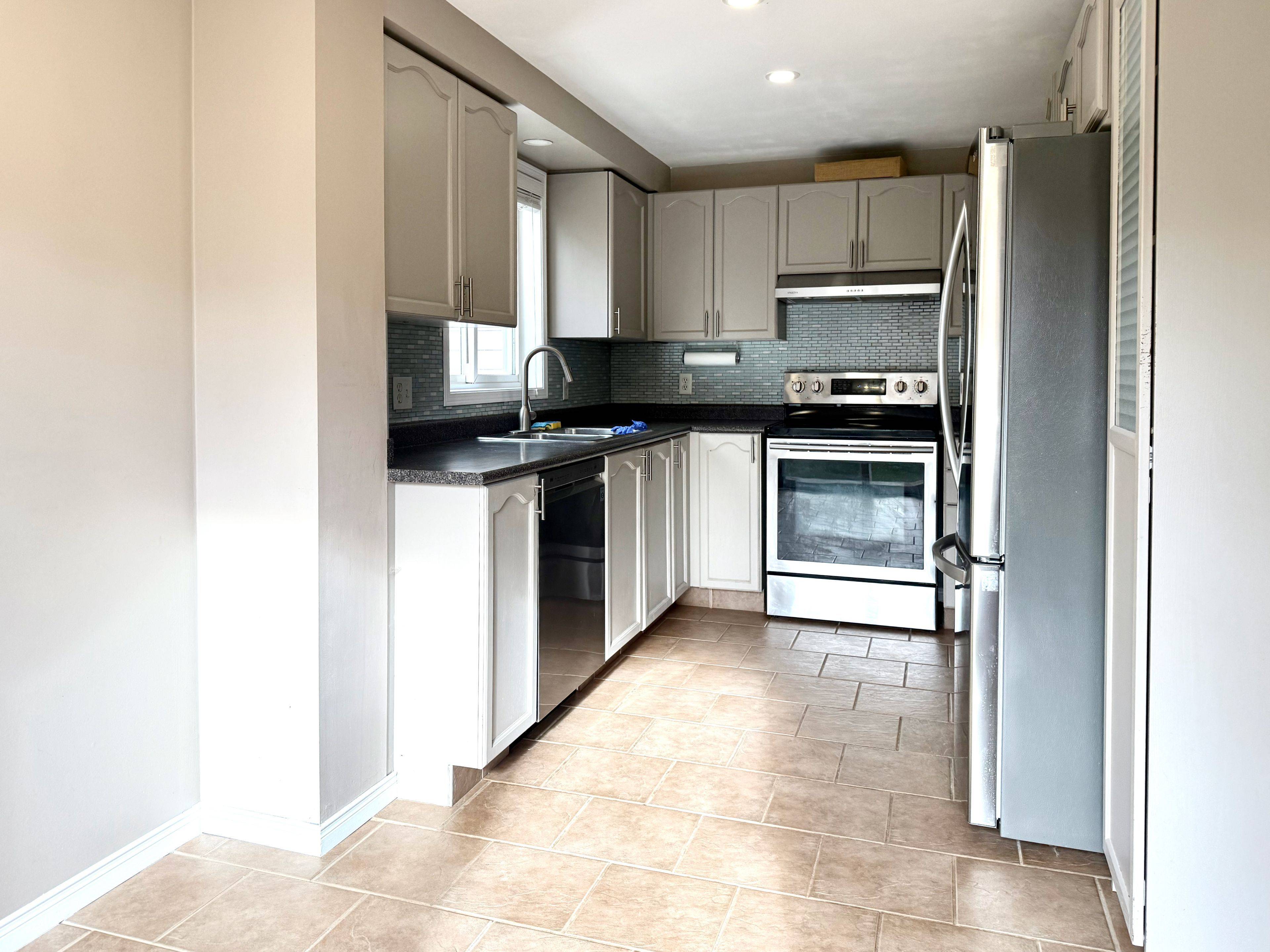 Barrie, ON L4N 0S3,13 Benjamin LN