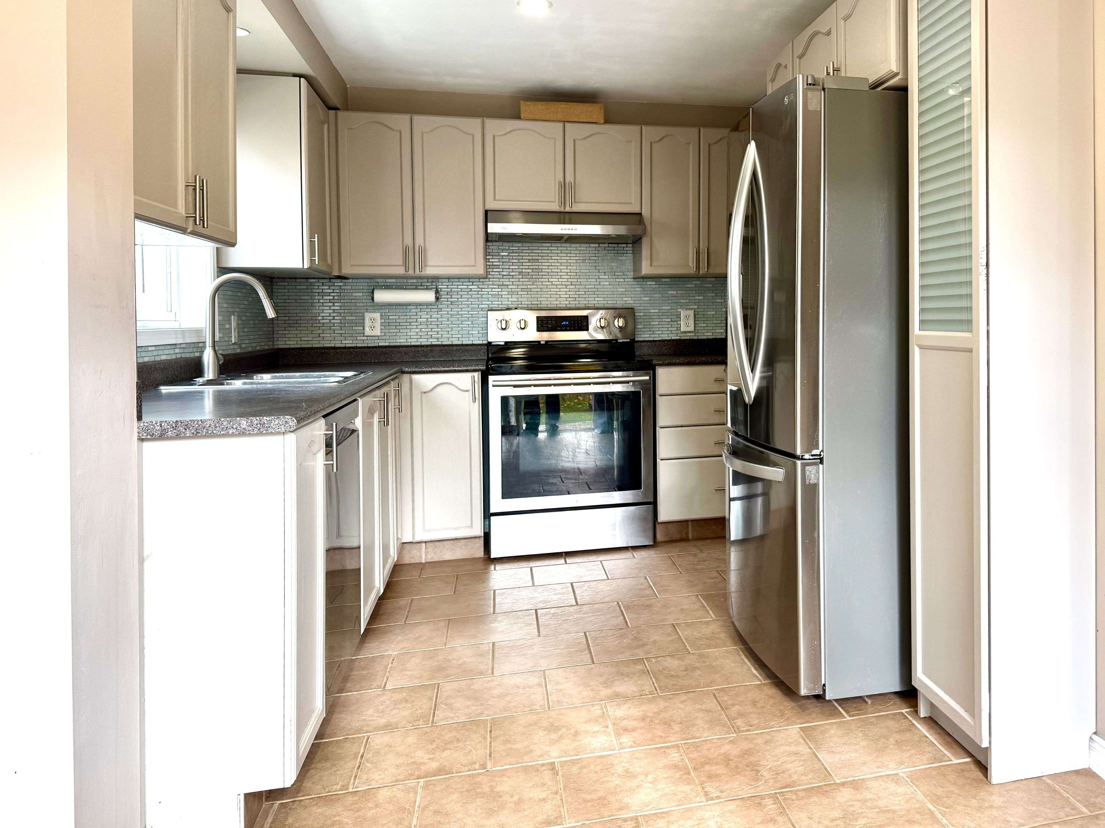 Barrie, ON L4N 0S3,13 Benjamin LN