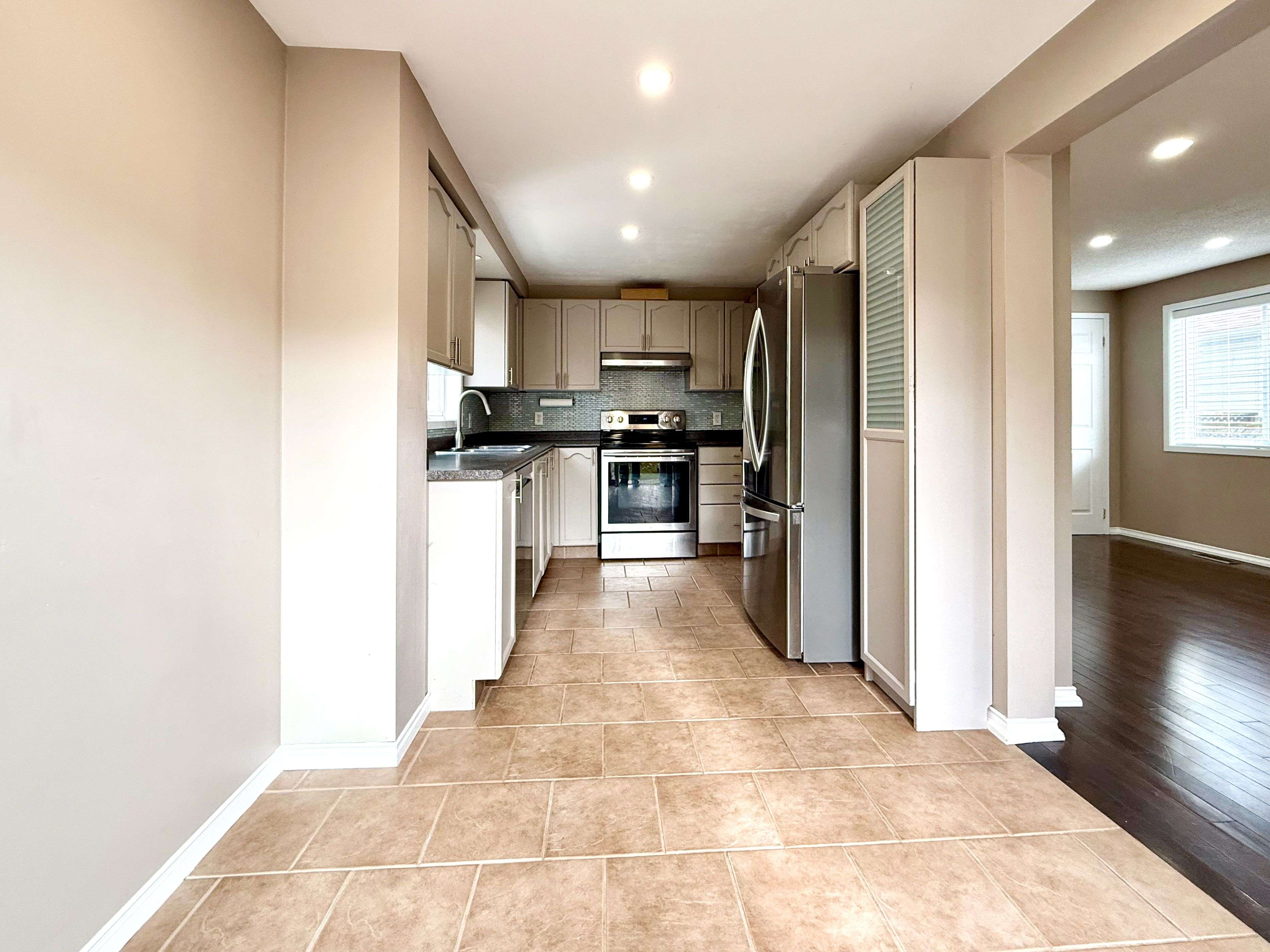 Barrie, ON L4N 0S3,13 Benjamin LN