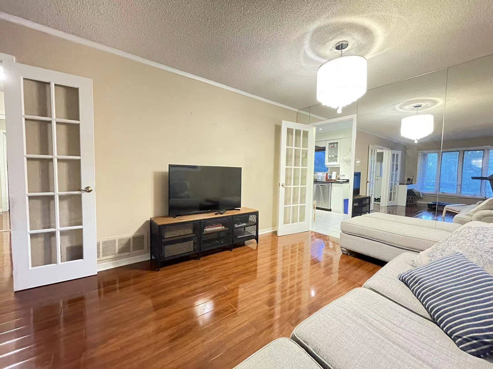 Mississauga, ON L5C 4M5,4255 Wakefield CRES