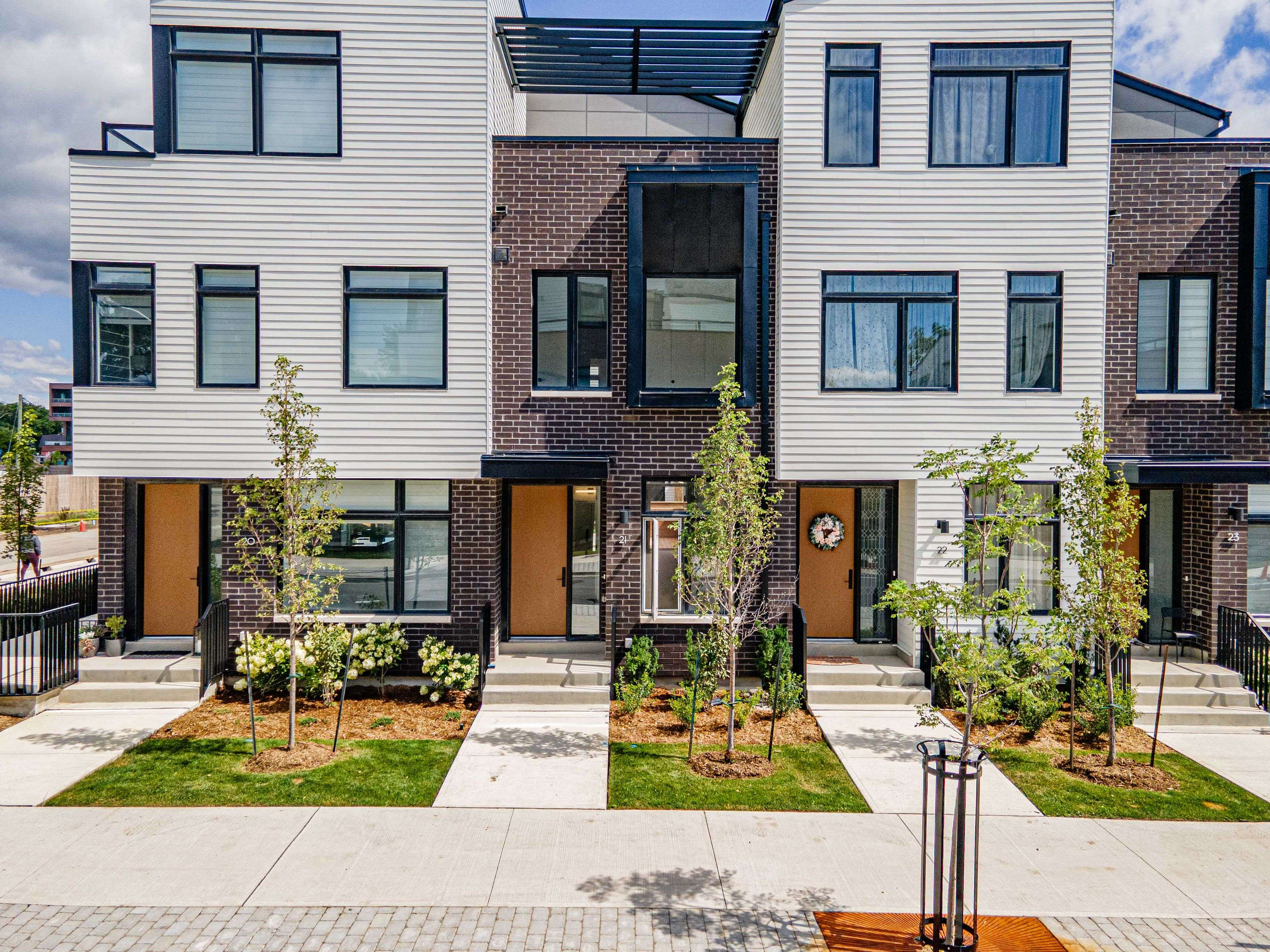 Mississauga, ON L5H 0B2,15 Lou Parsons WAY #21