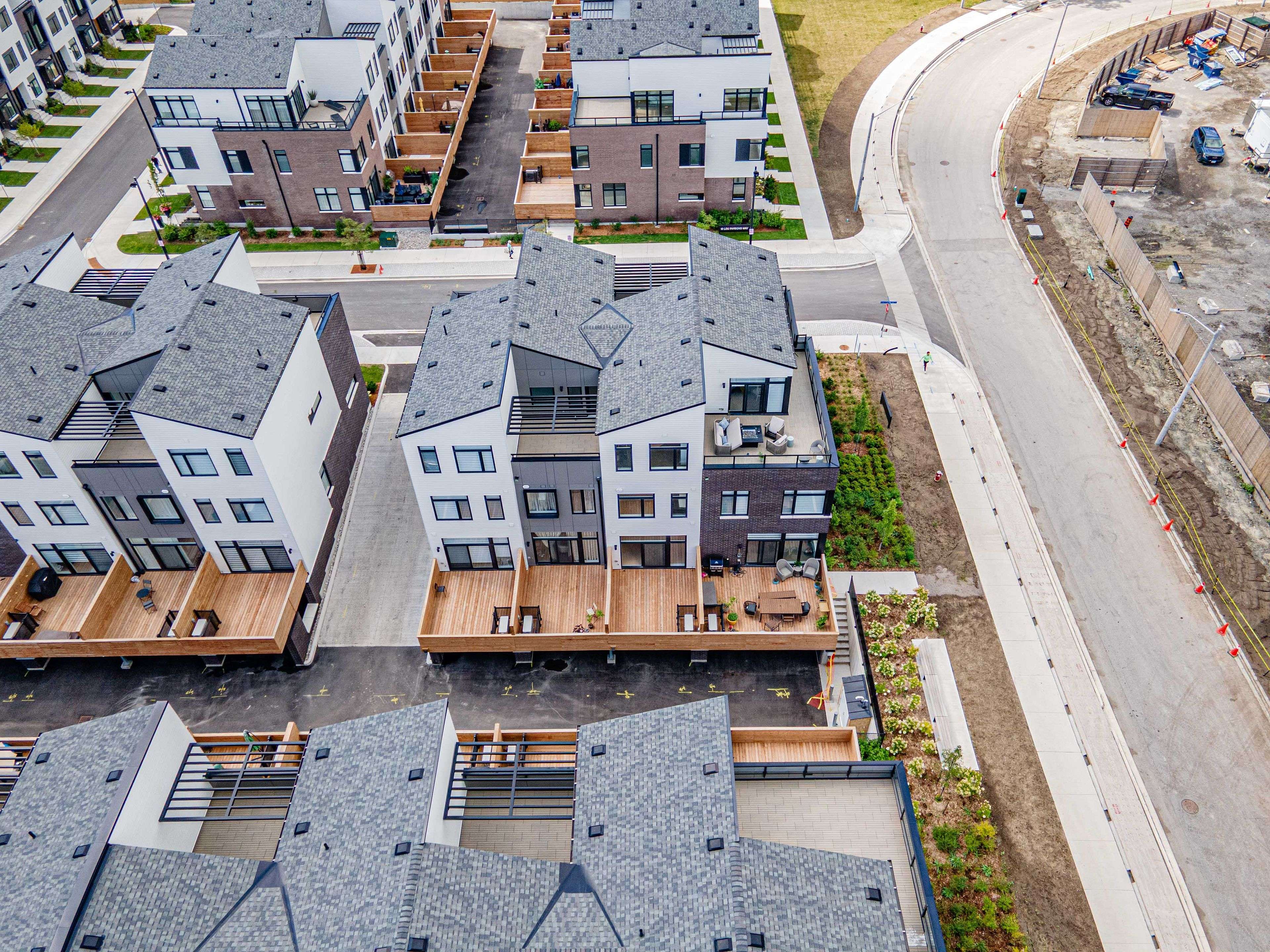 Mississauga, ON L5H 0B2,15 Lou Parsons WAY #21