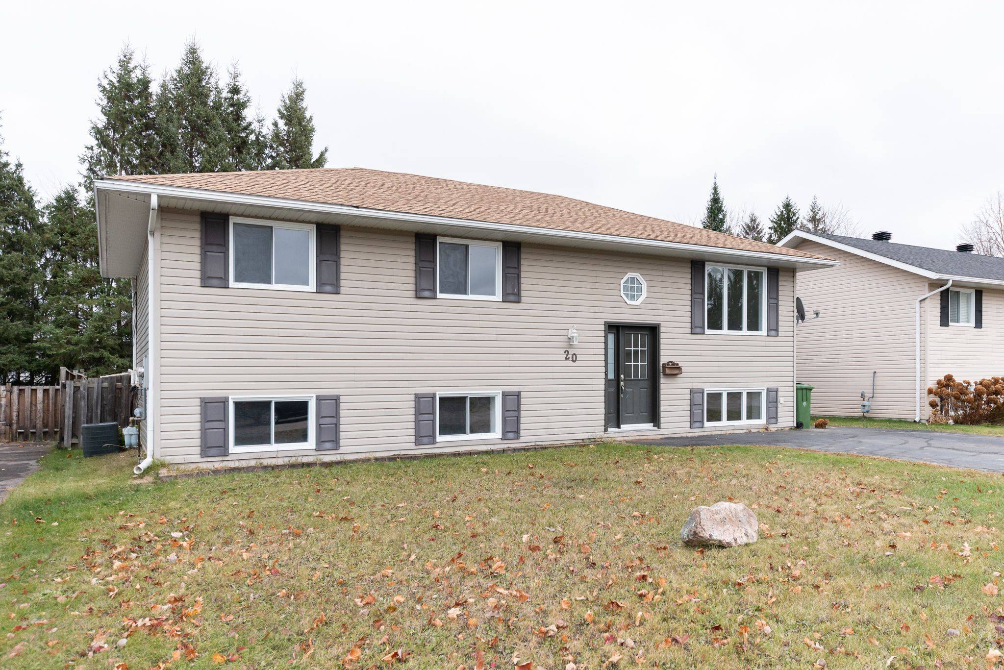 Petawawa, ON K8H 3N8,20 Briarwood DR