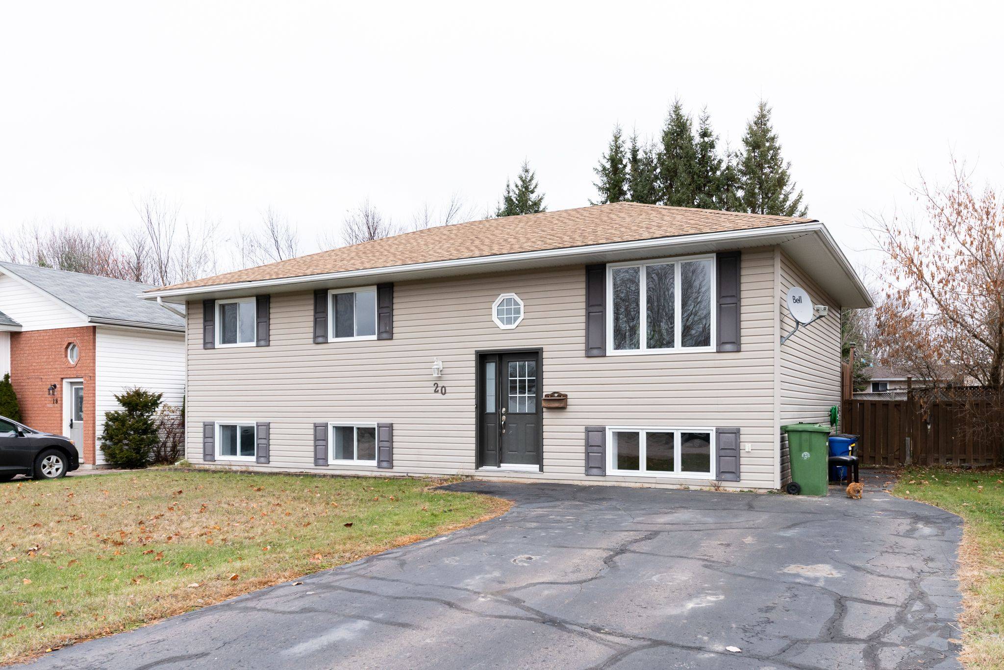 Petawawa, ON K8H 3N8,20 Briarwood DR