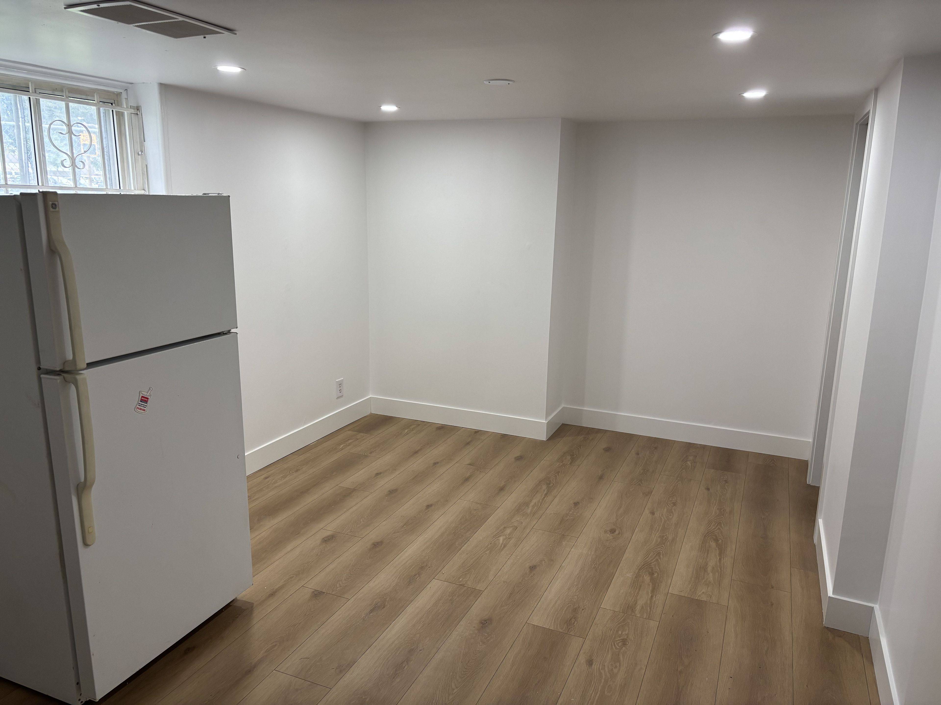 Toronto E06, ON M1L 1H8,22 Newport AVE #Lower Level