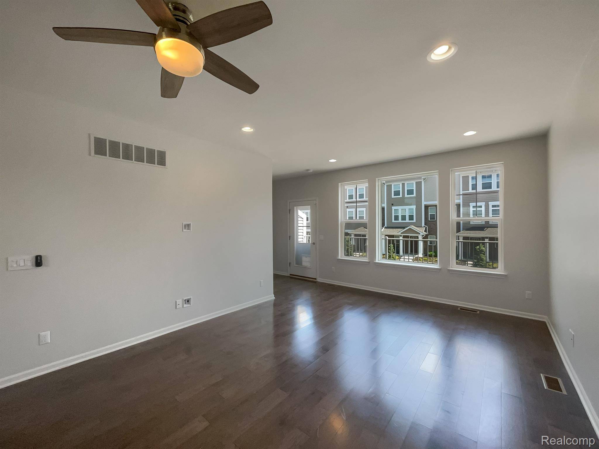 Wixom, MI 48393,242 CENTER BLVD