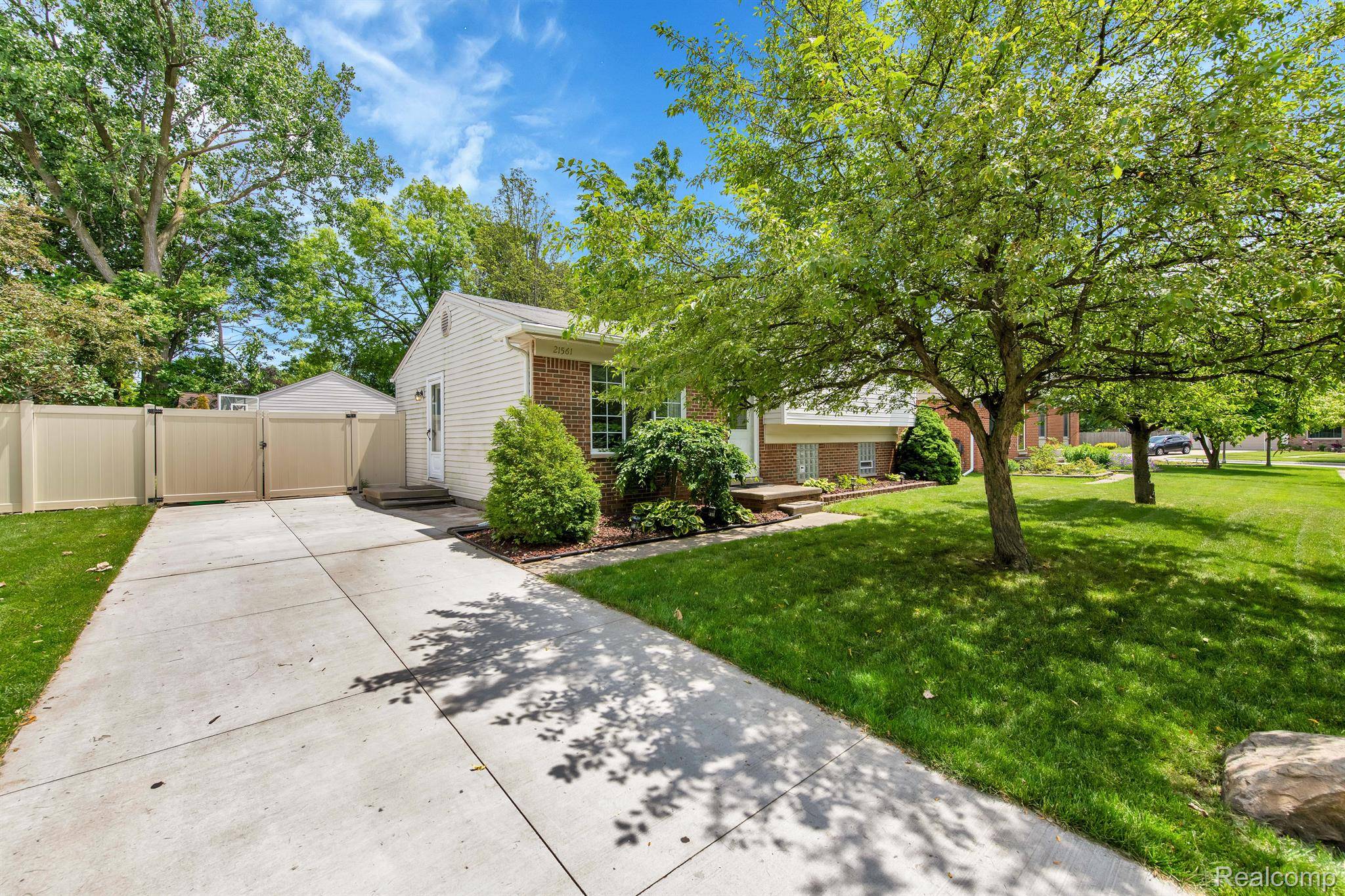 Woodhaven, MI 48183,21561 LILAC ST