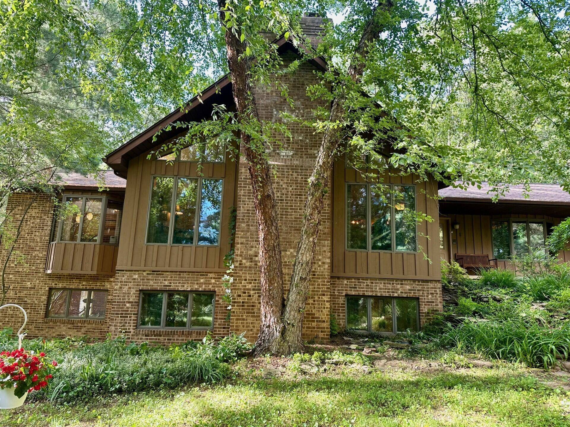 Saline, MI 48176,9558 Whispering Pines