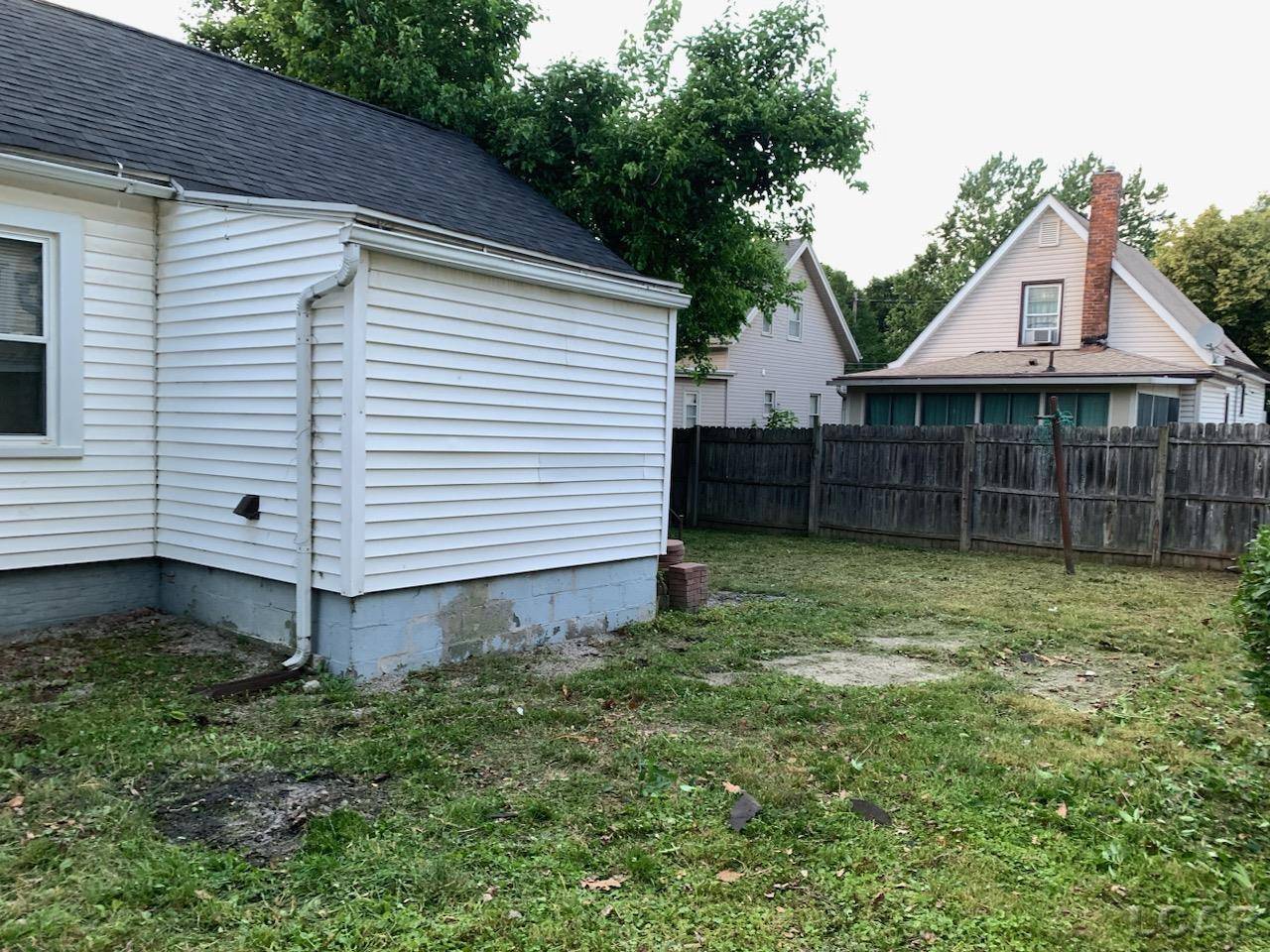 Adrian, MI 49221,905 E Front ST