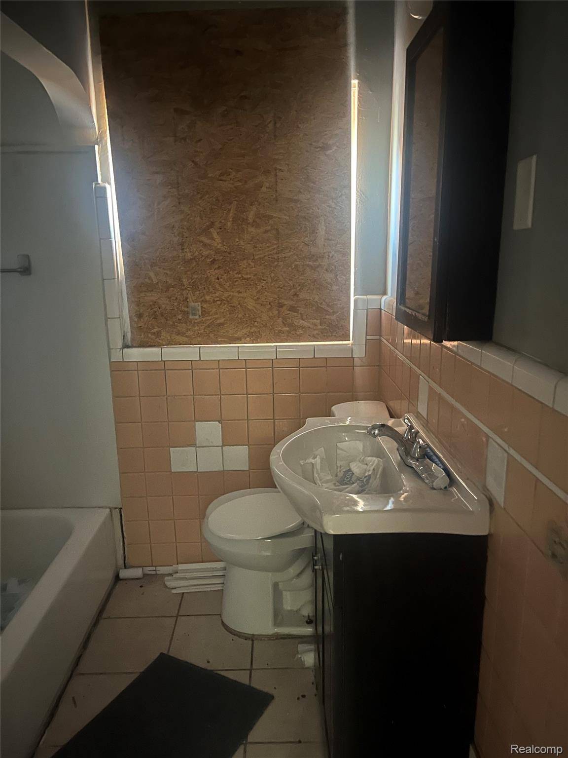 Detroit, MI 48205,13882 Fairmount DR