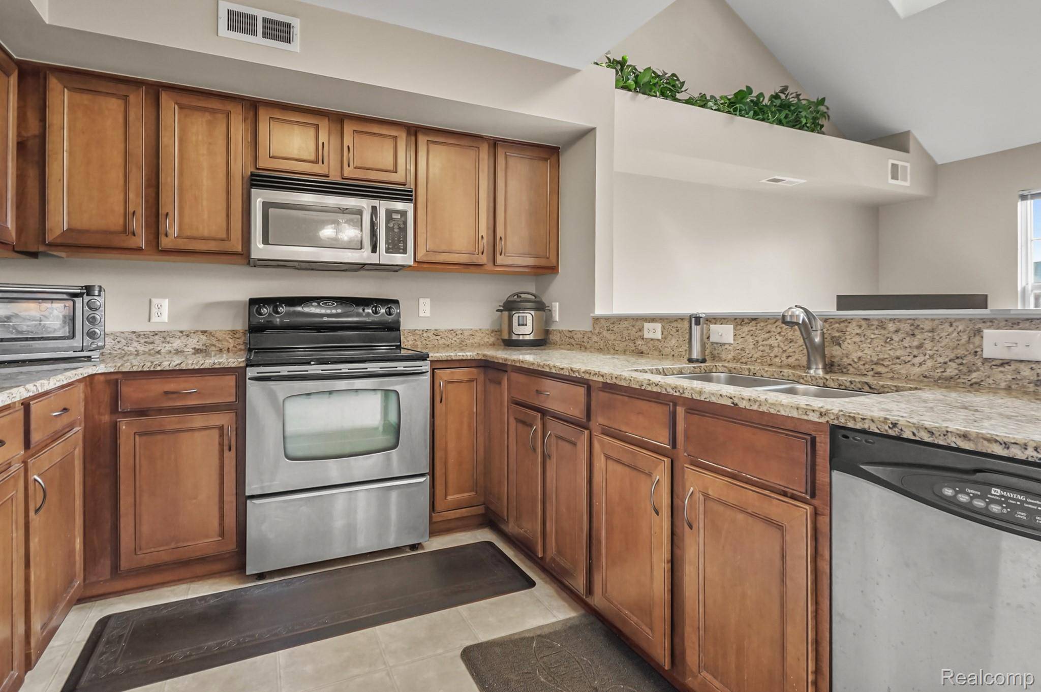 Troy, MI 48083,1081 Foxboro #27