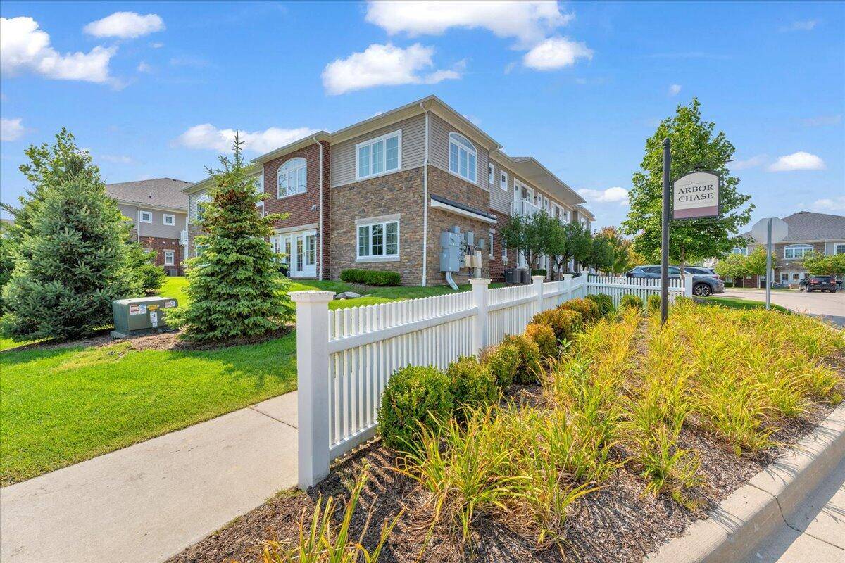 Ann Arbor, MI 48103,5524 Arbor Chase DR