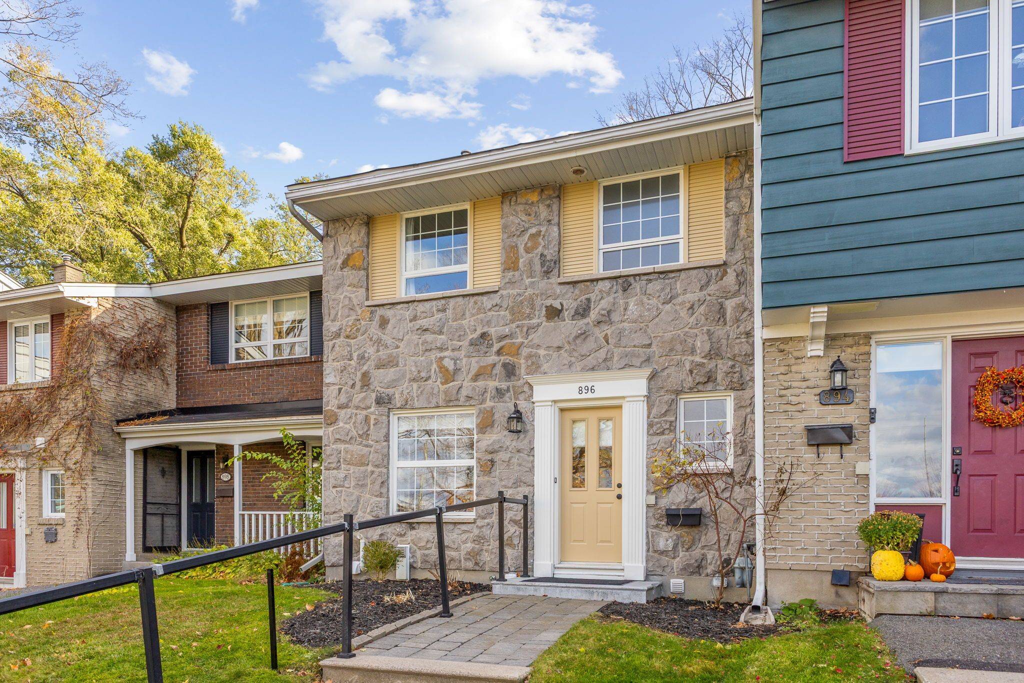 Billings Bridge - Riverside Park And Area, ON K1V 6R5,896 Walkley RD