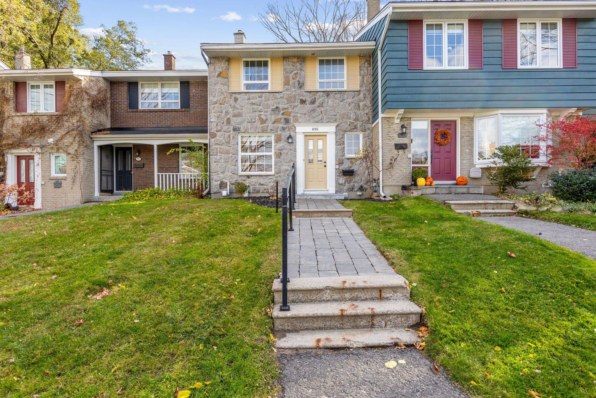 Billings Bridge - Riverside Park And Area, ON K1V 6R5,896 Walkley RD