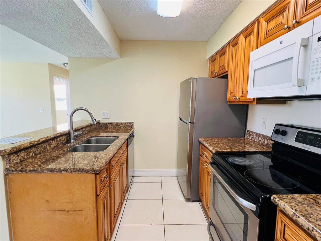 Pompano Beach, FL 33069,1241 SW 46th Ave #1008