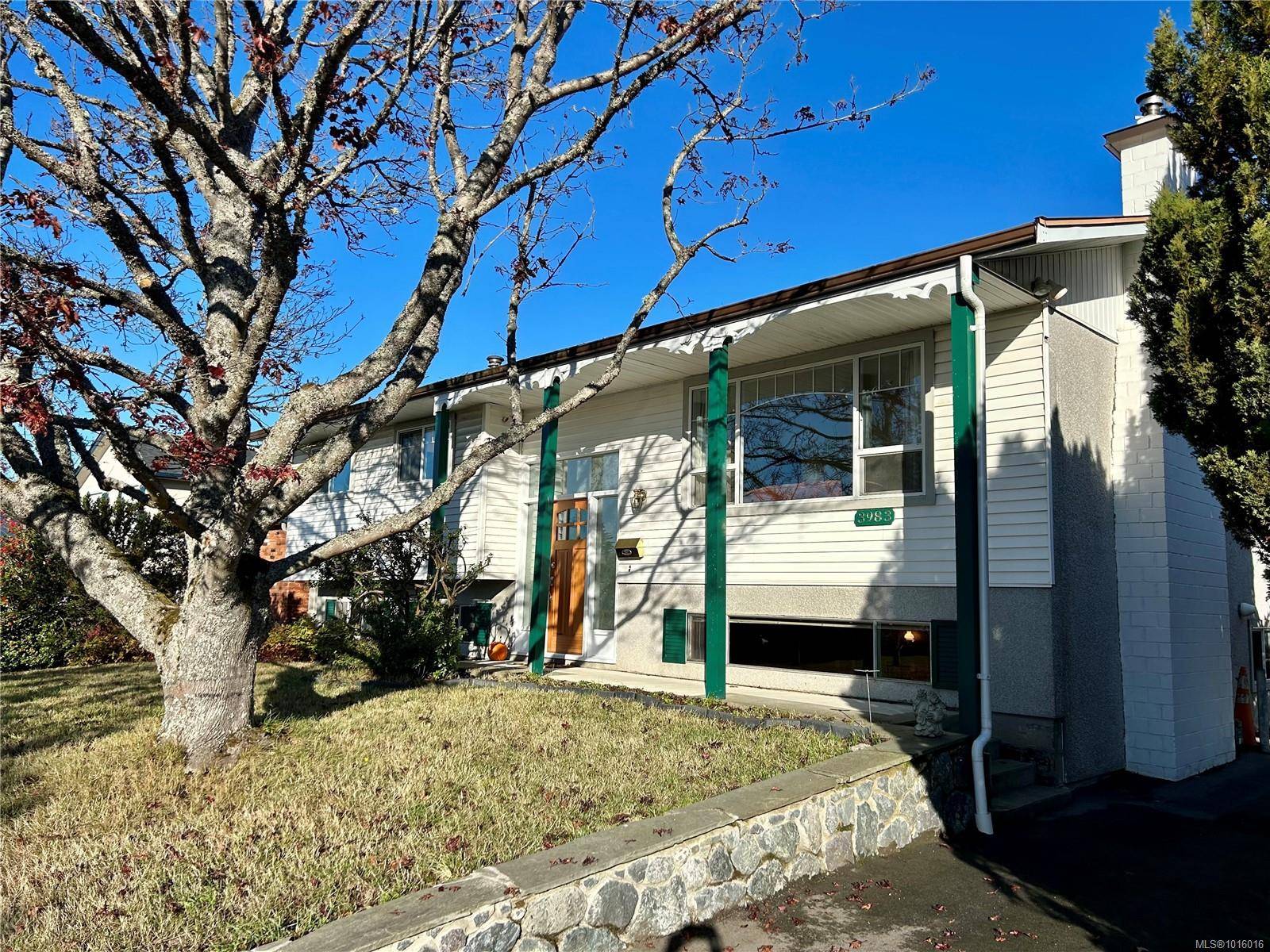 Saanich, BC V8N 3M9,3983 Oakwood St