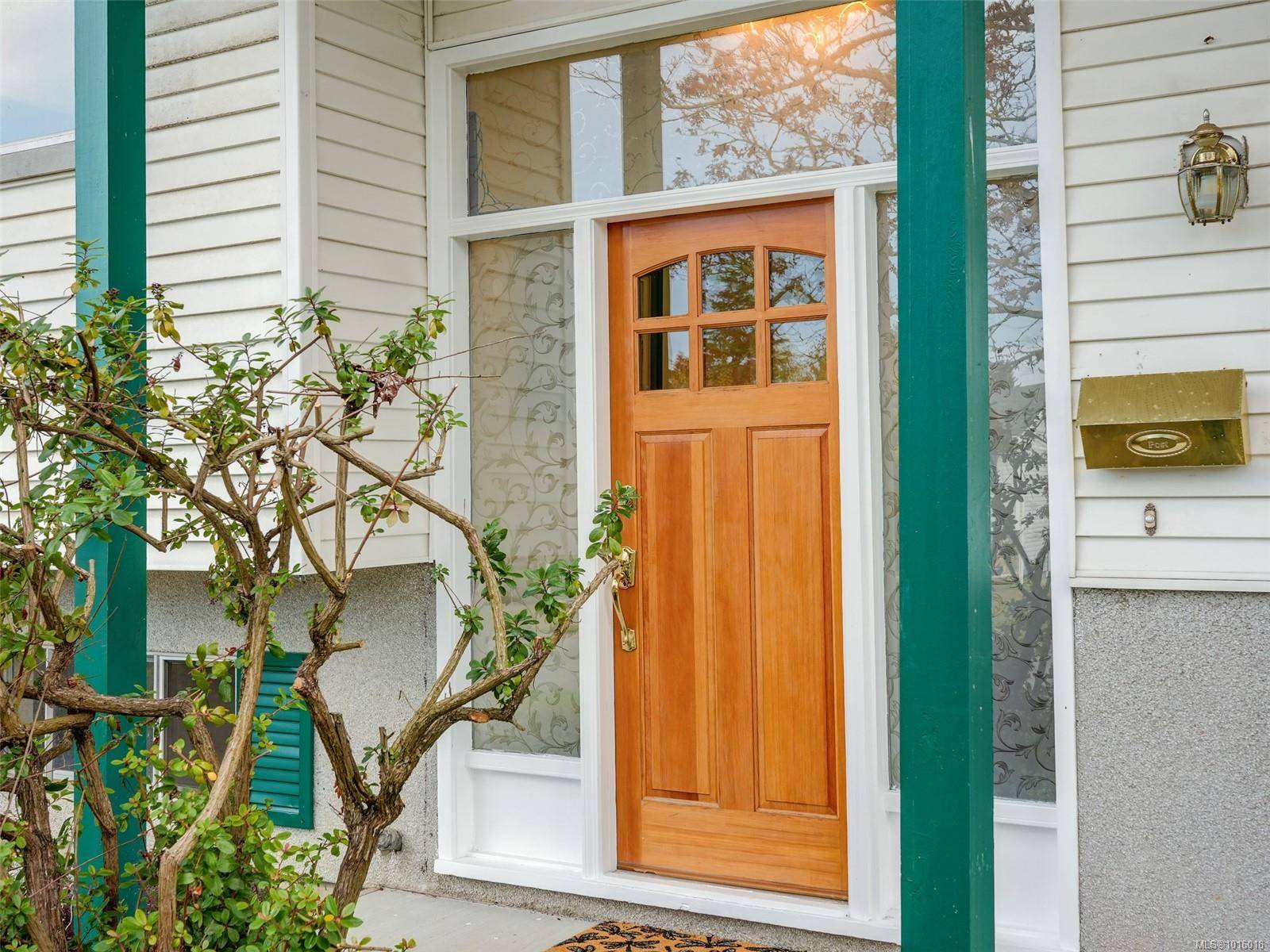 Saanich, BC V8N 3M9,3983 Oakwood St