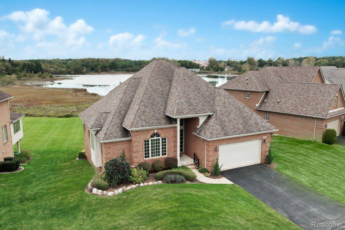 Brighton, MI 48116,7357 PINE VISTA DR #27