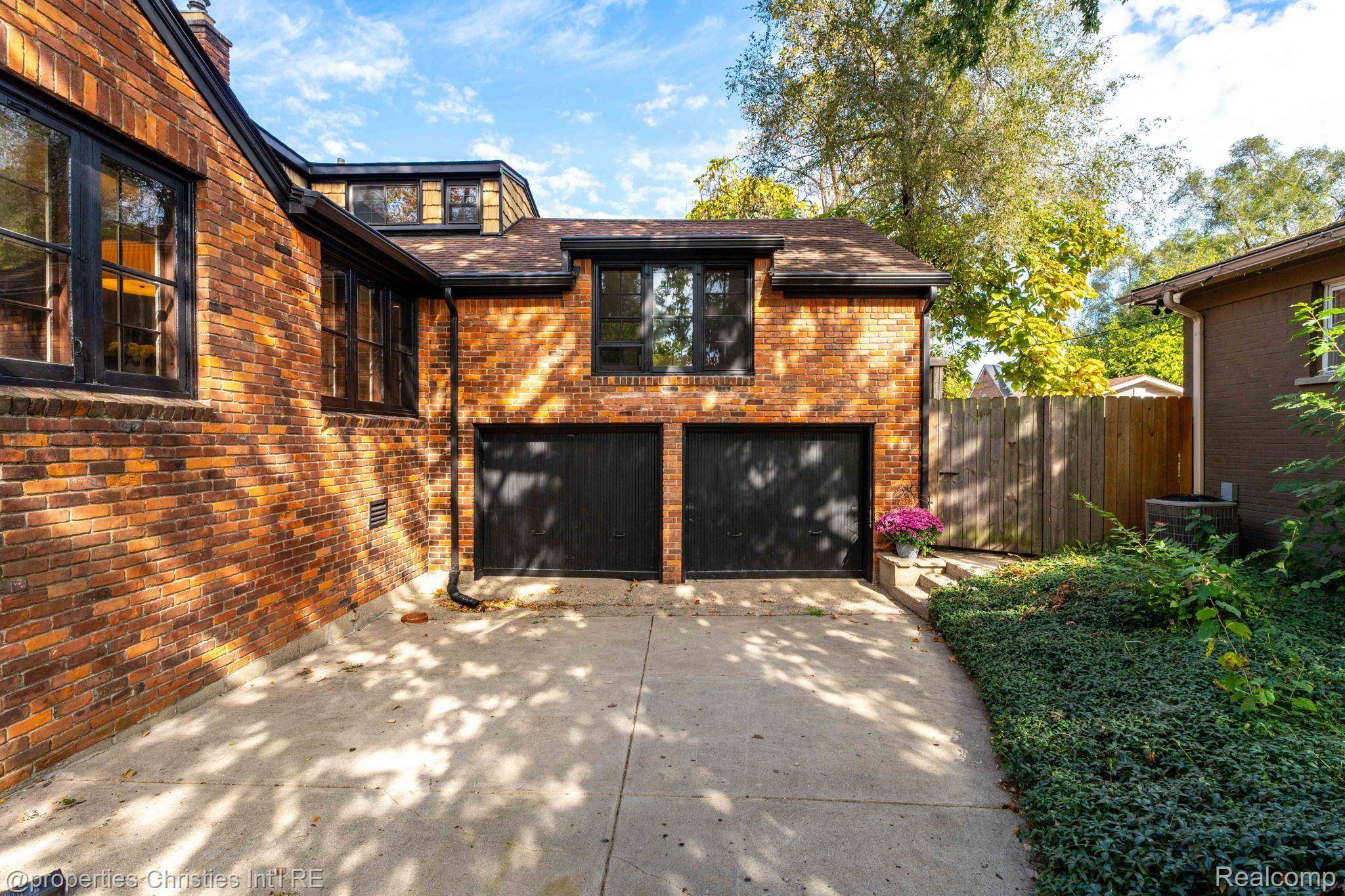 Oak Park, MI 48237,8448 Yale ST