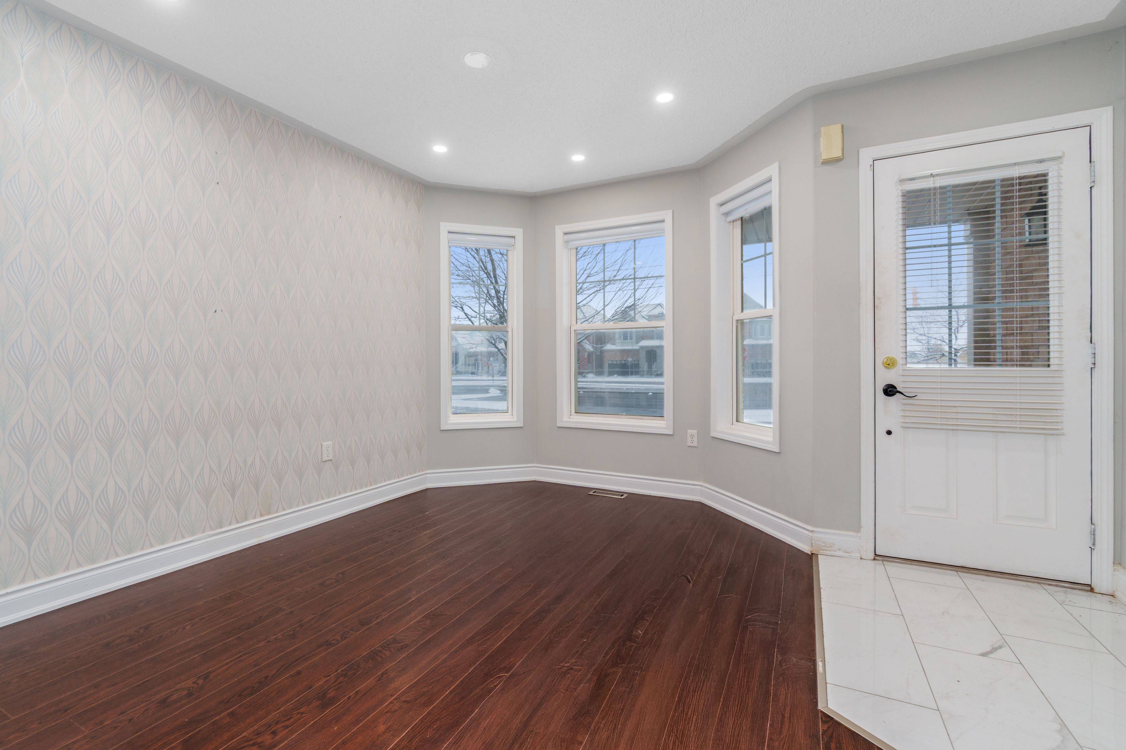 Milton, ON L9T 6Y8,843 Thompson RD S