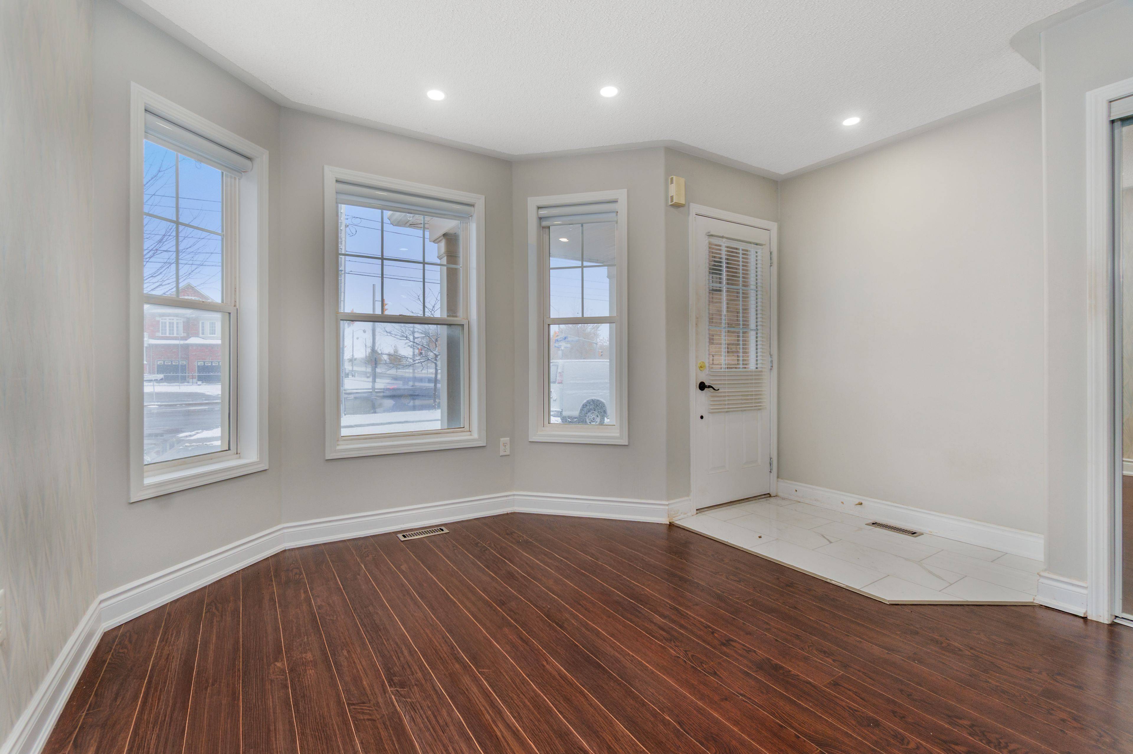 Milton, ON L9T 6Y8,843 Thompson RD S