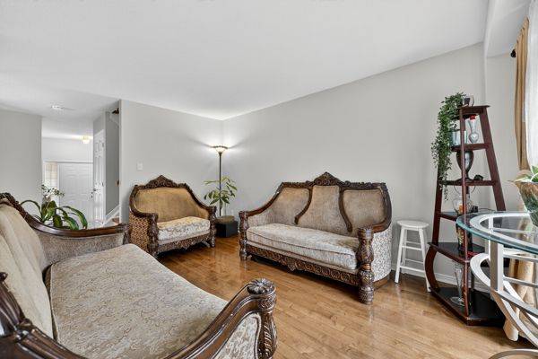 Barrhaven, ON K2J 4N7,23 ORISKA WAY N
