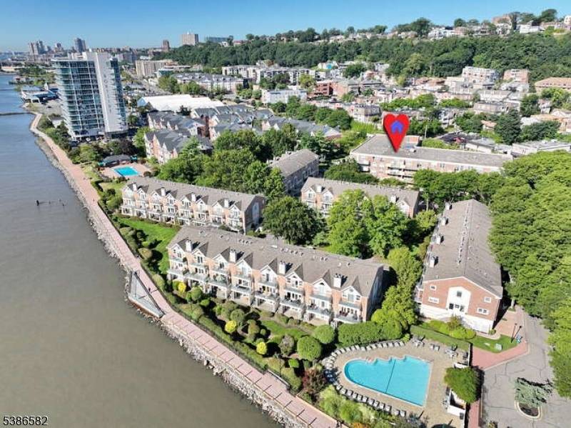 Edgewater Boro, NJ 07020,100 Grand Cove Way #3N