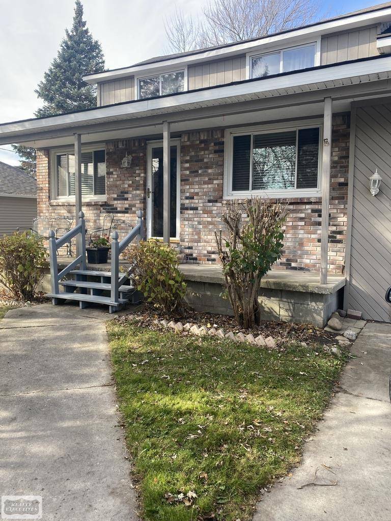 432 Edgewater DR, Algonac, MI 48001