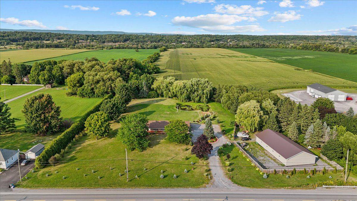 Carp - Huntley Ward, ON K0A 1L0,3382 Carp RD