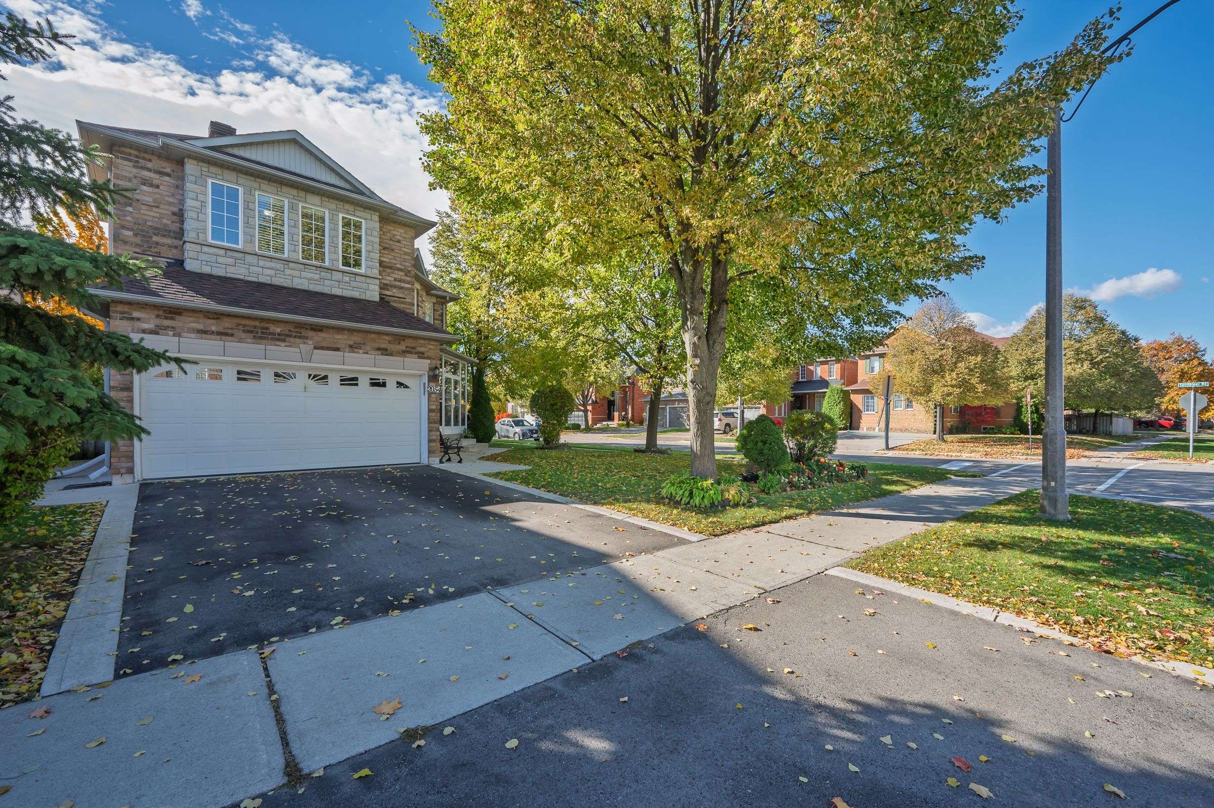 Oakville, ON L6M 3W3,2054 Bloomfield DR