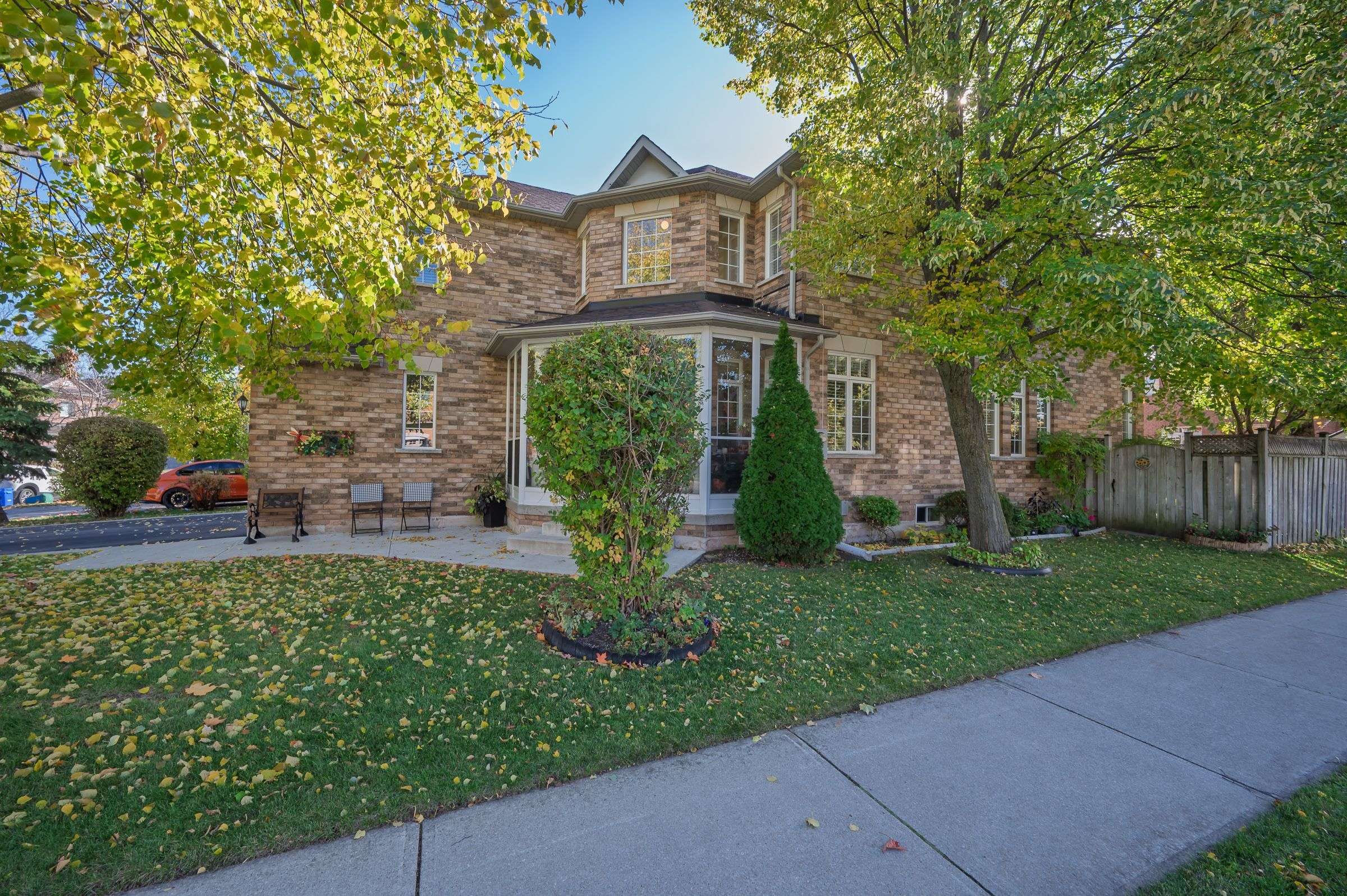 Oakville, ON L6M 3W3,2054 Bloomfield DR