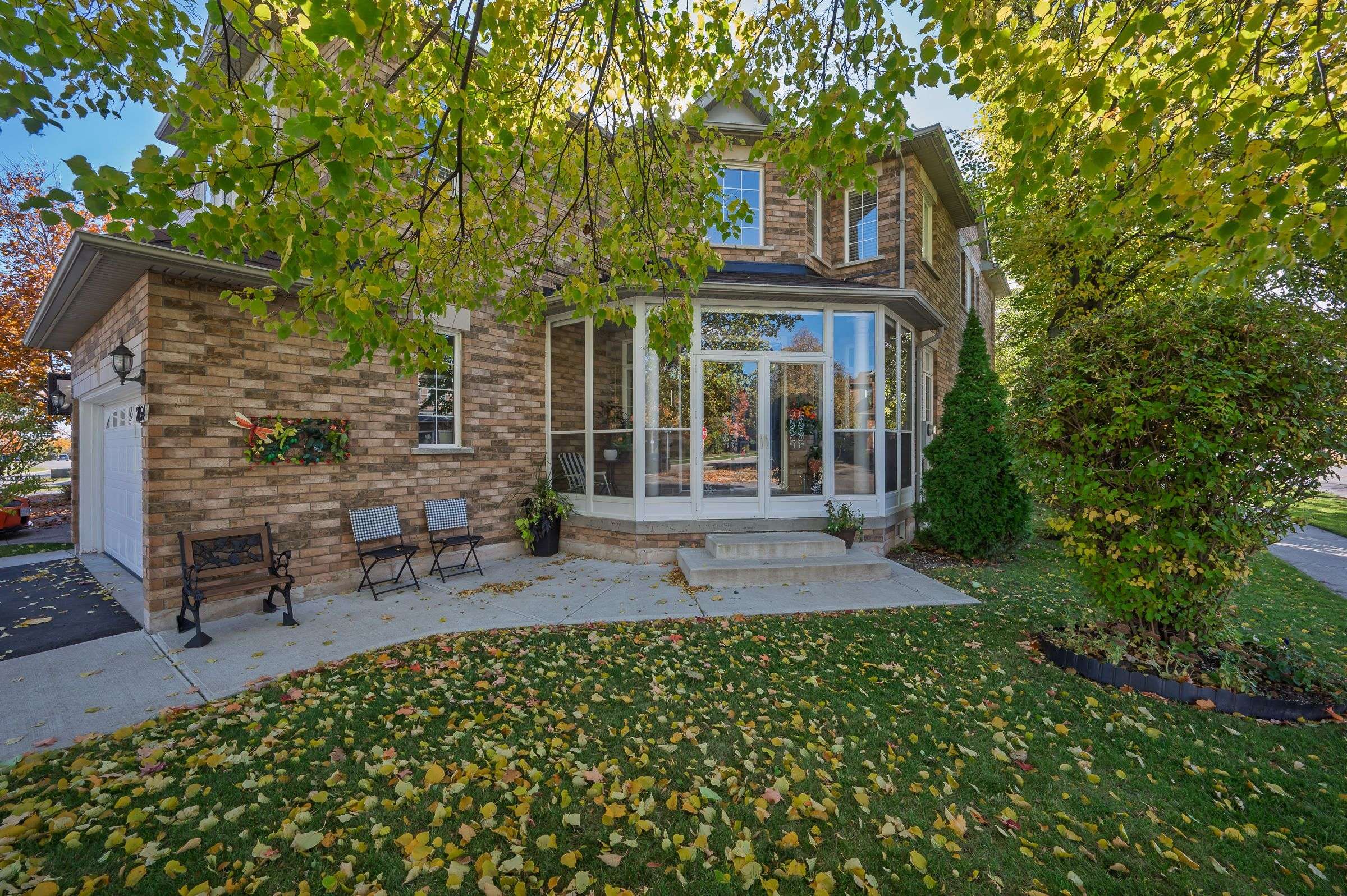 Oakville, ON L6M 3W3,2054 Bloomfield DR
