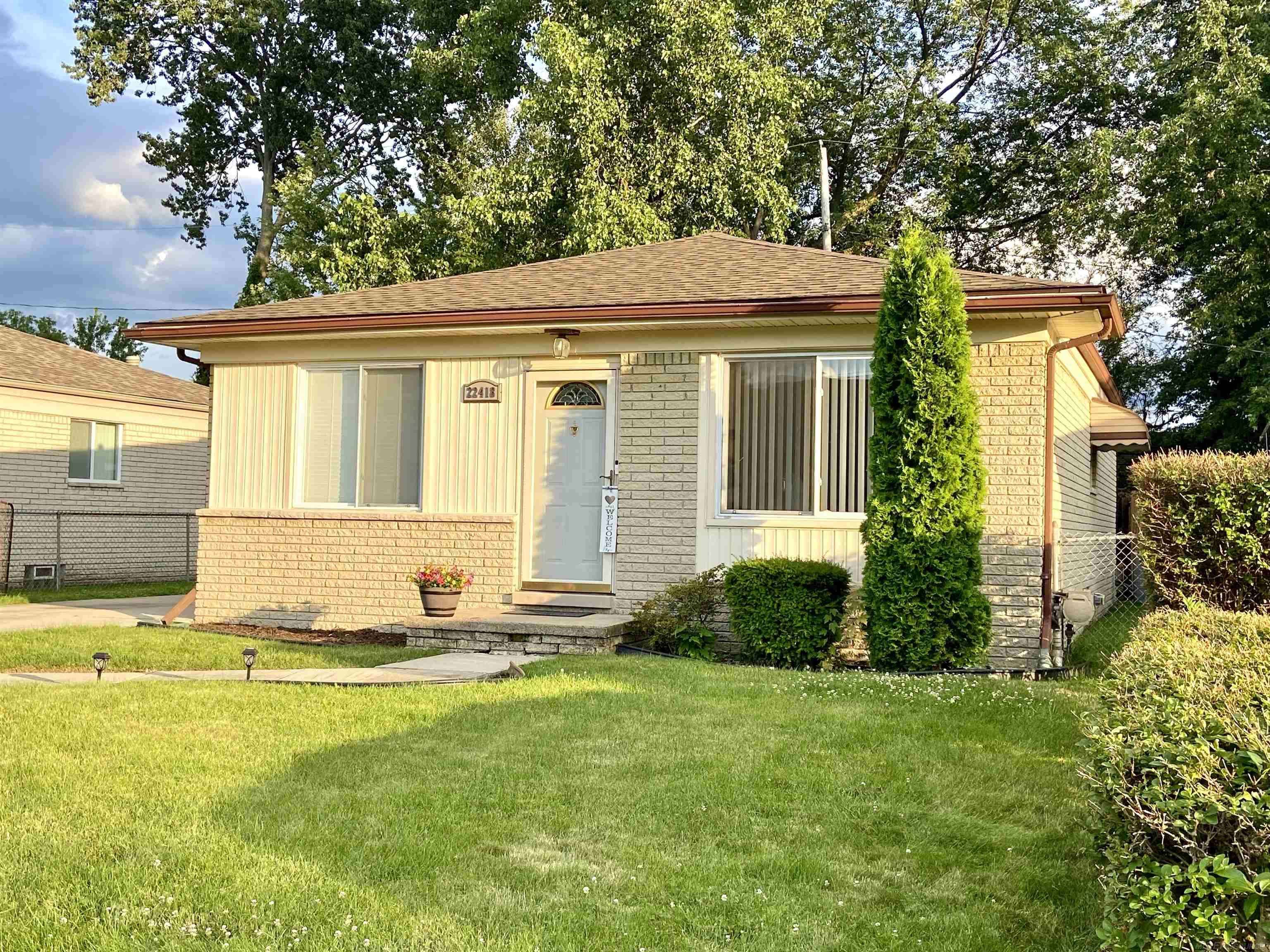 Saint Clair Shores, MI 48081,22418 Milner ST