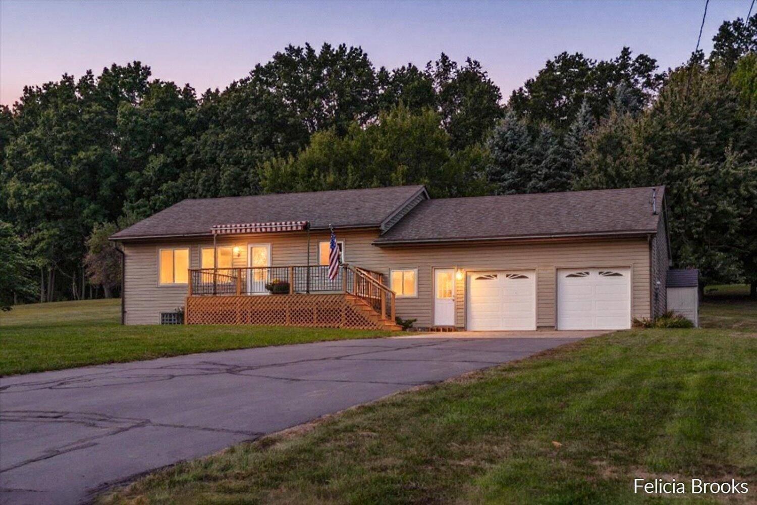 Alto, MI 49302,8119 Sunset LN