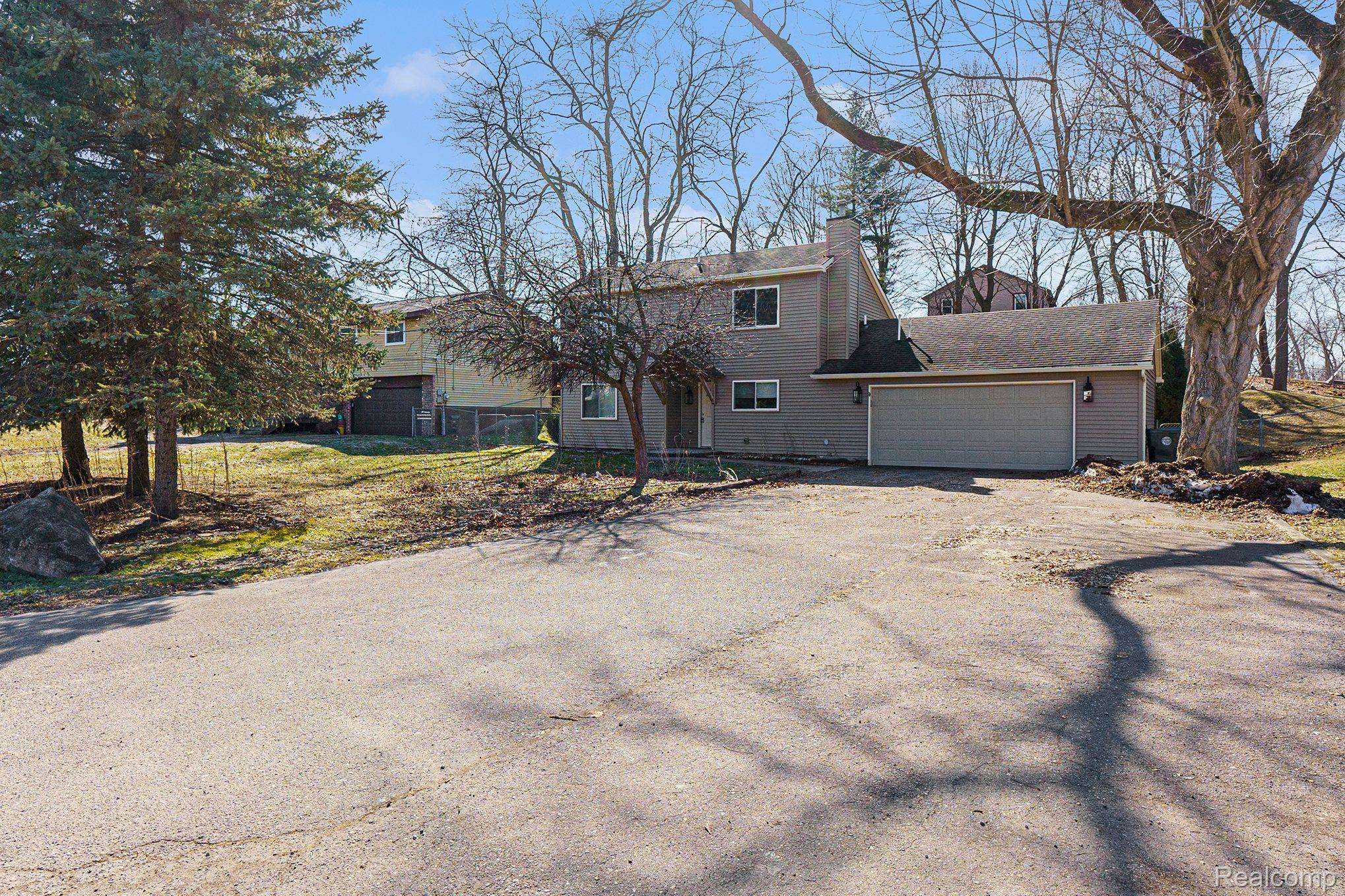 Lake Orion, MI 48362,221 HEIGHTS RD