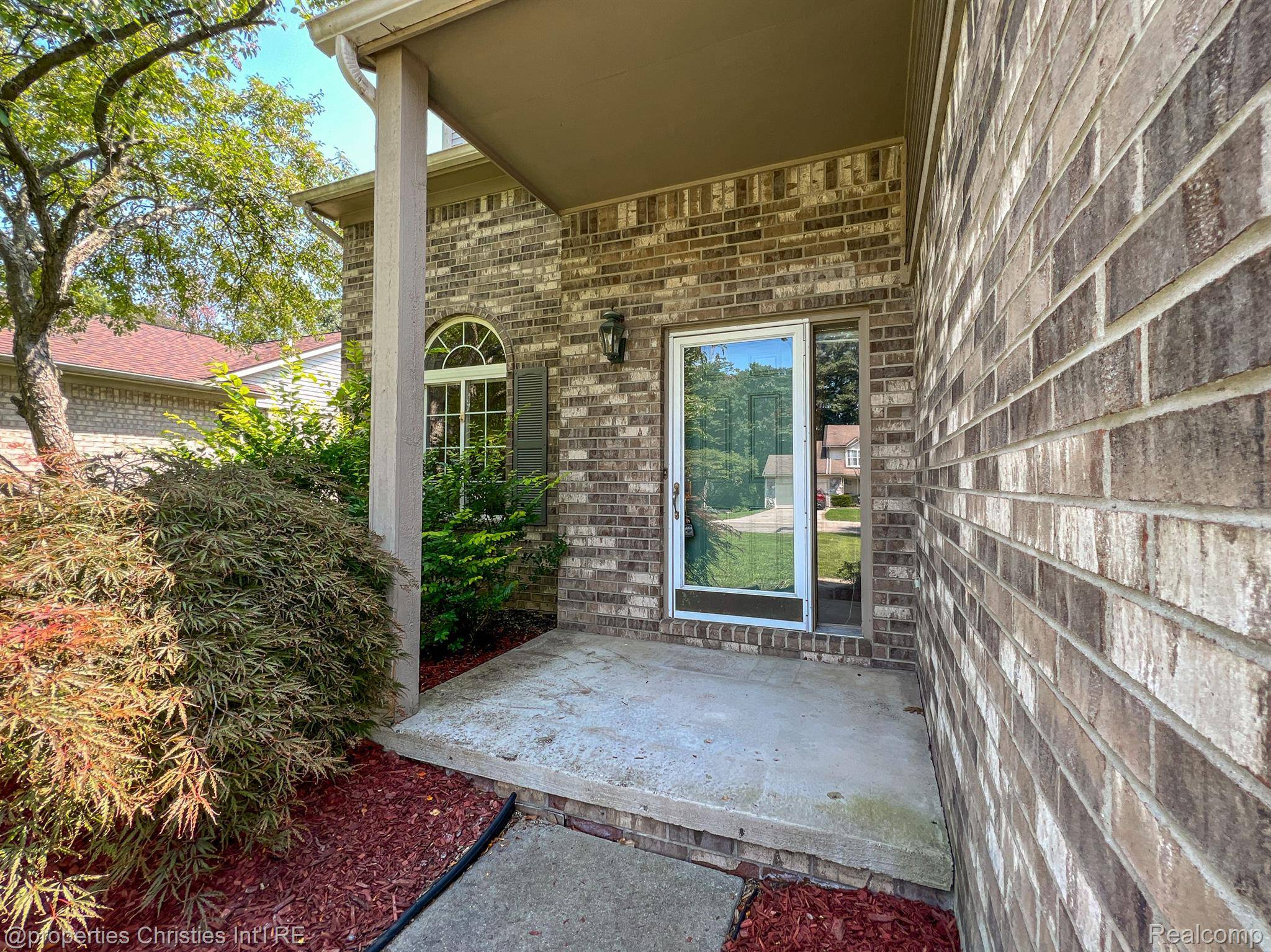 Waterford, MI 48327,490 RIVER RIDGE DR