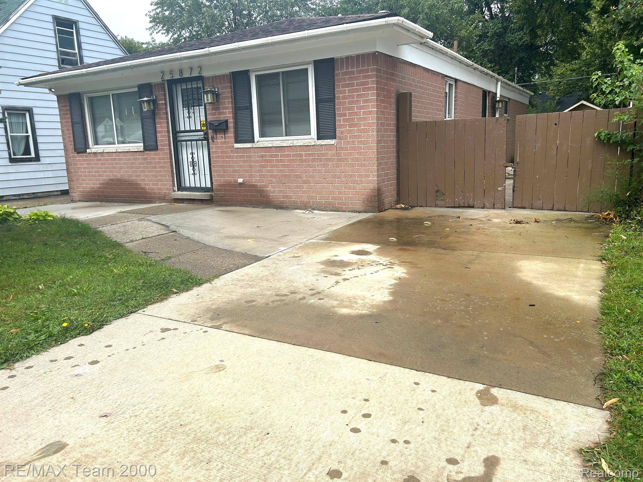 Dearborn Heights, MI 48125,25872 POWERS AVE